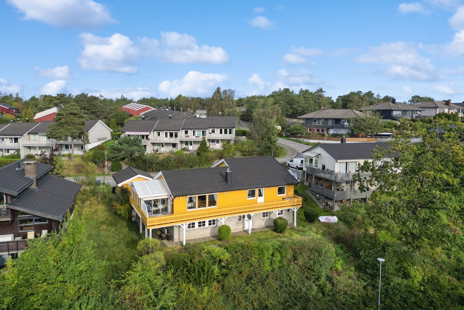 Dette er en ypperlig mulighet for deg som drømmer om et rolig familieliv, med nærhet til by og alle fasiliteter. Galleribilde