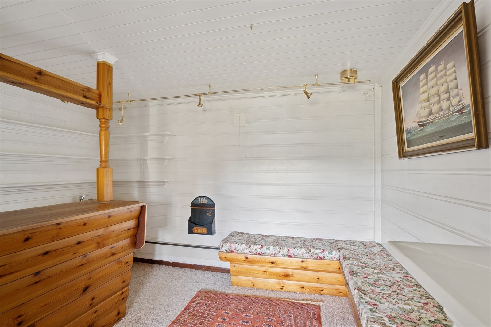 I tilknytning til kjellerstuen har du adkomst til rom innredet med barløsning. Boden er ikke godkjent/omsøkt for varig opphold. Se pkt. ferdigattest for mer informasjon. Galleribilde