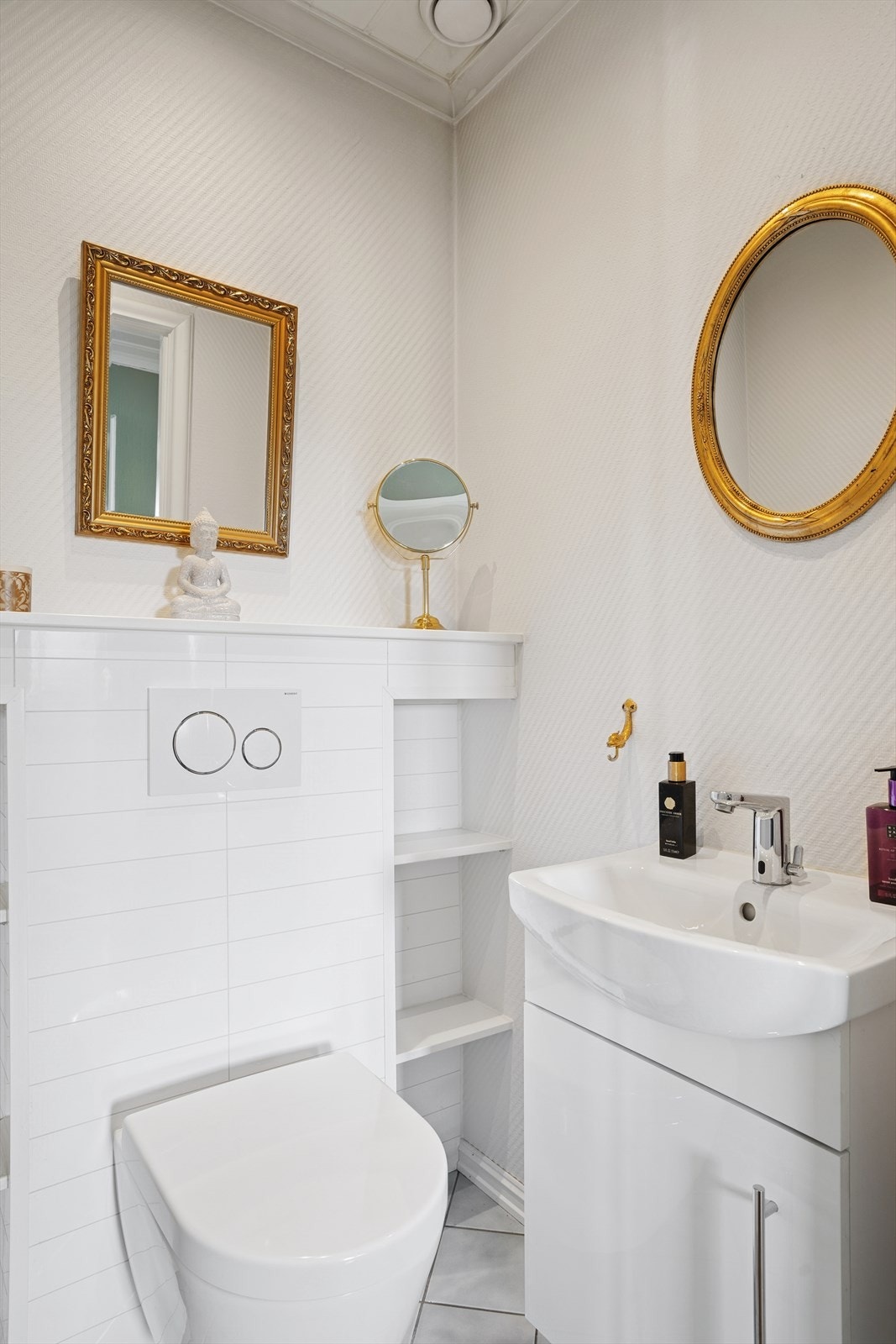 I tilknytning til gangen i etasjen har du et praktisk toalettrom med veggfestet toalett. Galleribilde