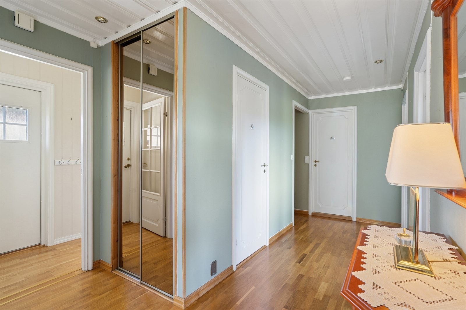 Du møtes av en romslig gang fra inngangspartiet med en mindre skyvedørsgarderobe og god plass til å henge fra seg klær og sko. Galleribilde