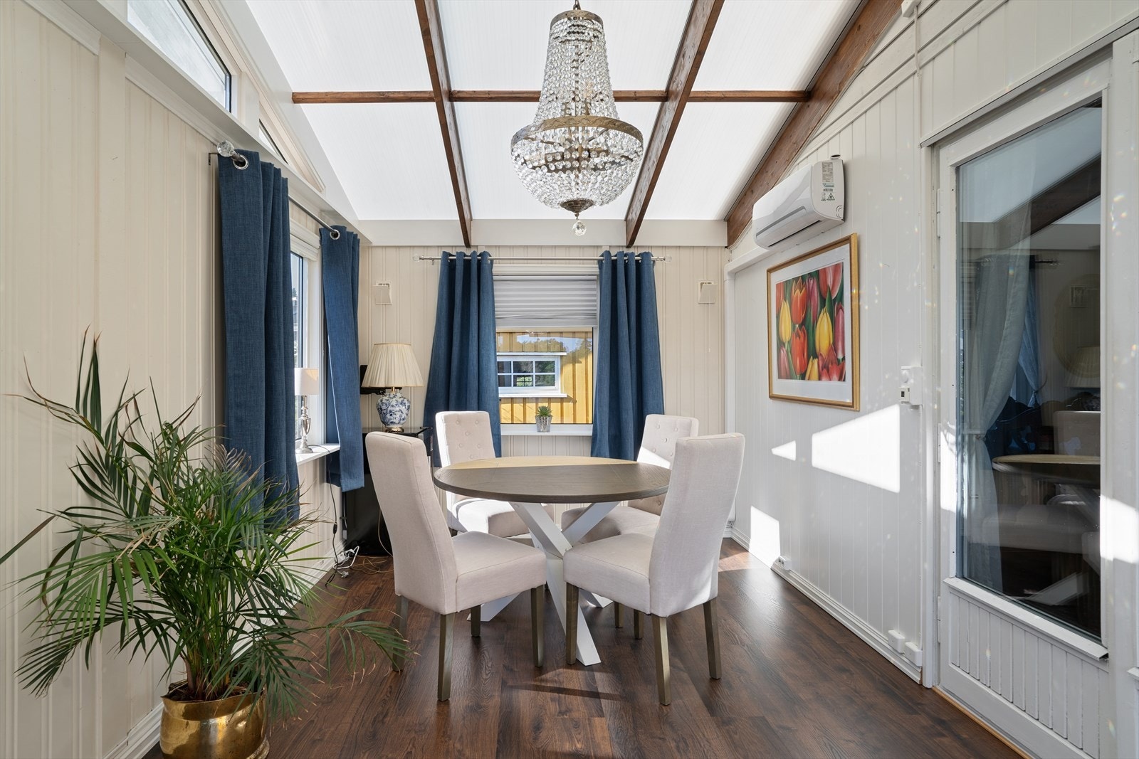 Vinterhagen er utstyrt med en av boligens to varmepumper, i tillegg en veggmontert stråleovn som supplerende varmekilde. Galleribilde