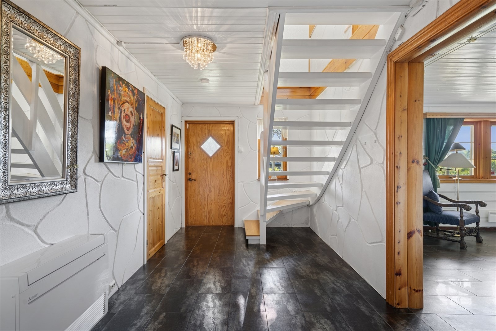 Du har egen adkomst til underetasjen fra egen inngangsdør. Galleribilde