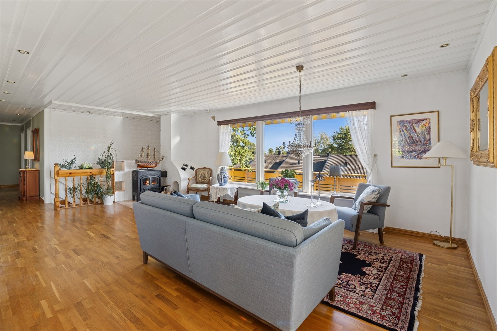 Mye lysinnslipp fra store vindusflater. Galleribilde