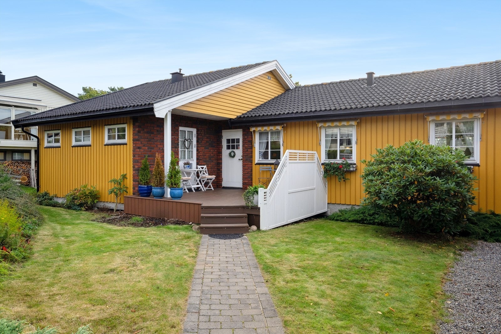 Boligen ble bygd i 1979 og fremstår som godt vedlikeholdt og byr på mye potensial! Galleribilde