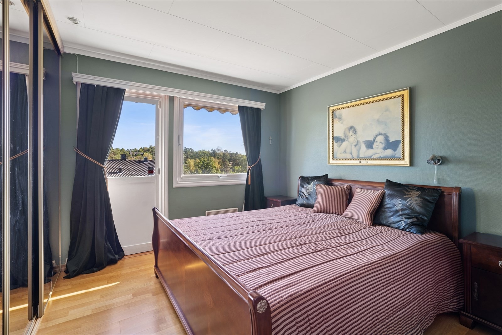 Fra hovedsoverommet i etasjen har du egen adkomst ut til terrassen. Galleribilde