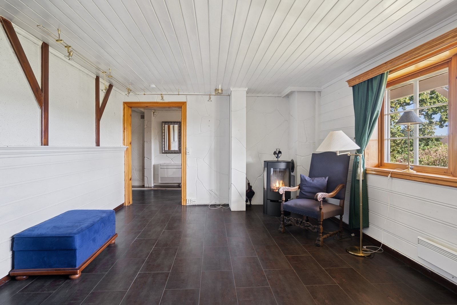 Det er lagt gulvvarme under flisene i rommet samt at det er vedovn av nyere dato. Galleribilde