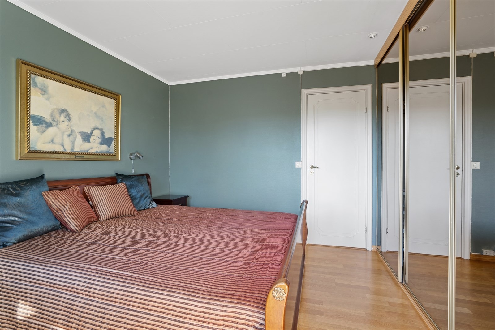 Her har du også skyvedørsgarderobe med speilfronter for praktisk oppbevaring. Galleribilde