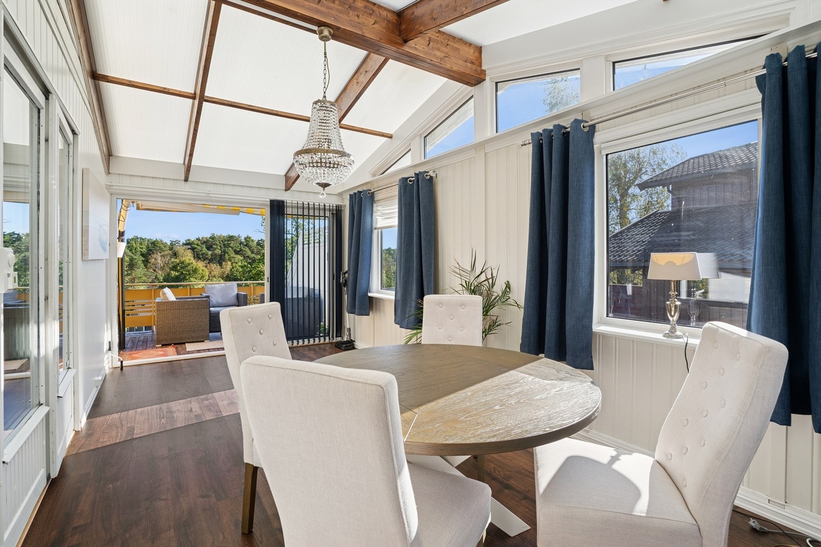 Fra stuen har du adkomst til en innbydende vinterhage på 15 kvm og utgang til terrassen. Vinterhagen er ikke godkjent, se pkt. ferdigattest i salgsoppgaven for mer informasjon. Galleribilde