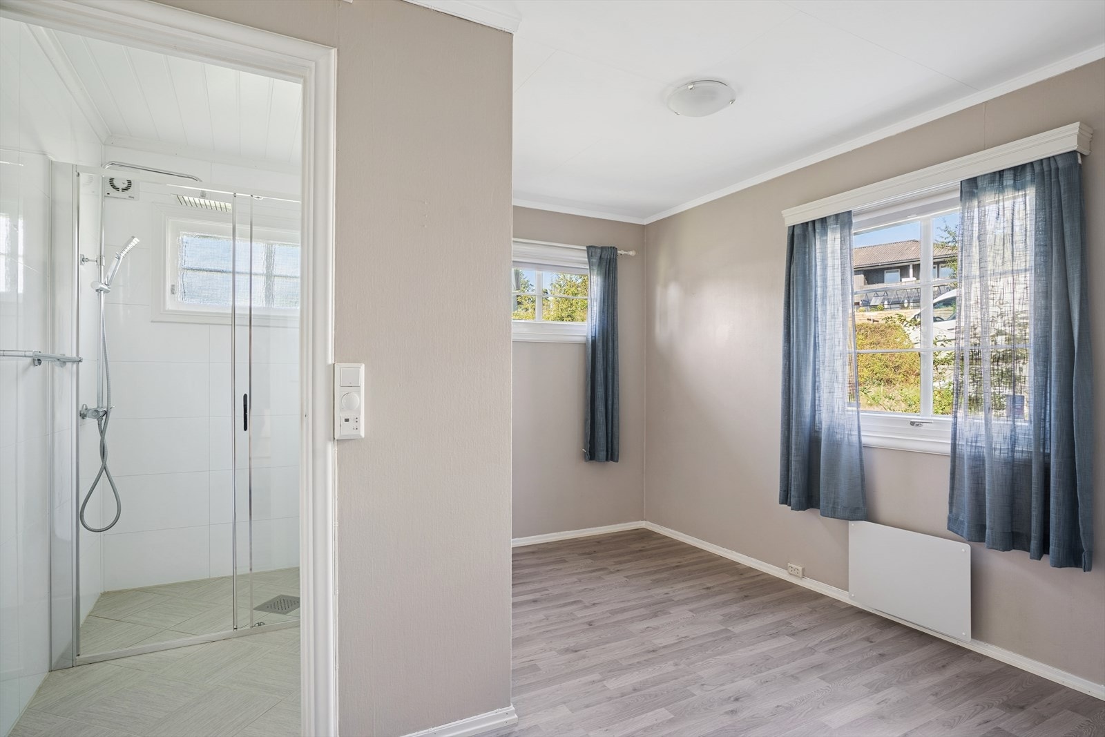 Fra soverom 3 er det adkomst til eget bad, dette er ikke godkjent. Se pkt. ferdigattest for mer informasjon. Galleribilde