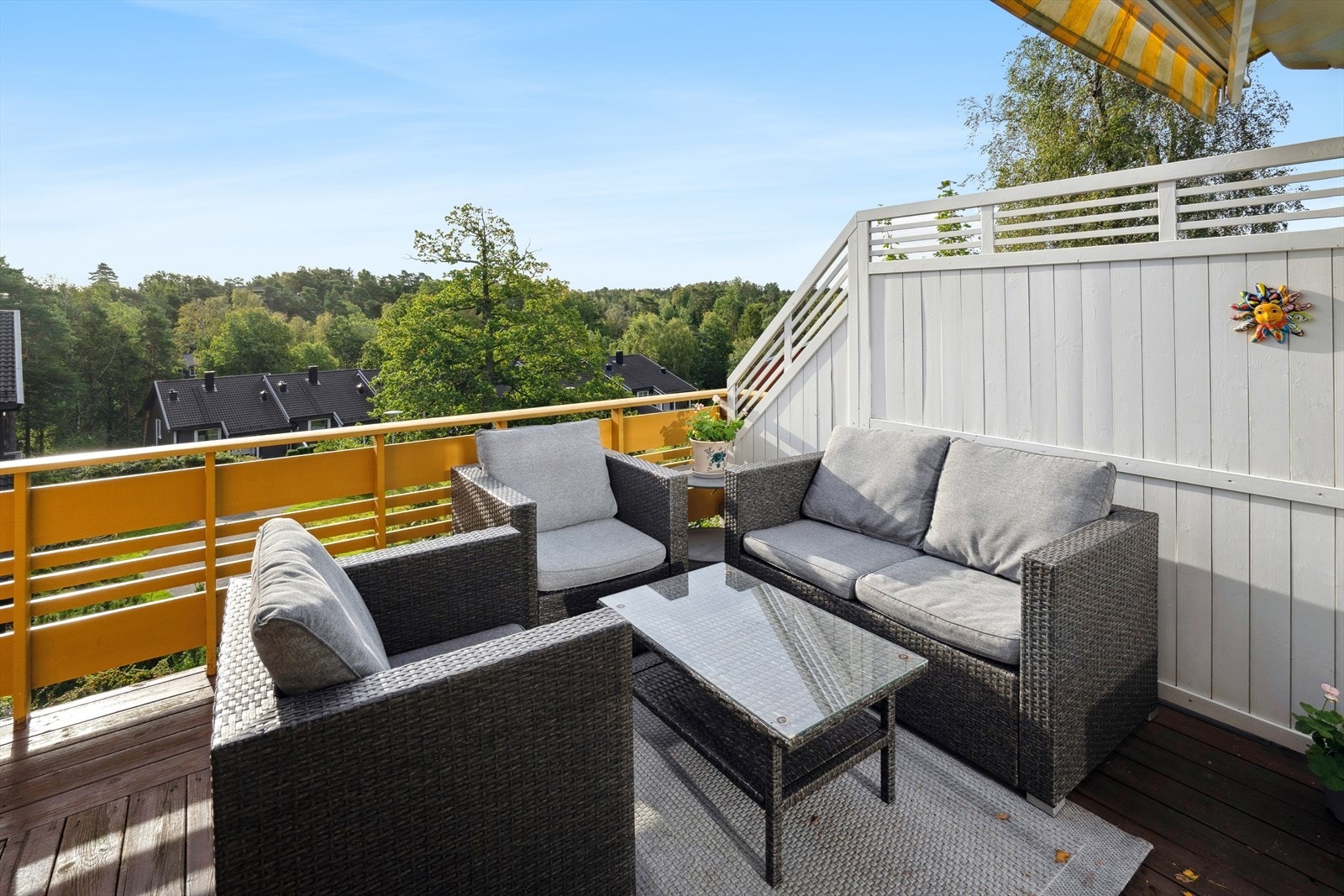 Terrassen måler 47 kvm og strekker seg langs østsiden på huset og deler av sørsiden. Galleribilde