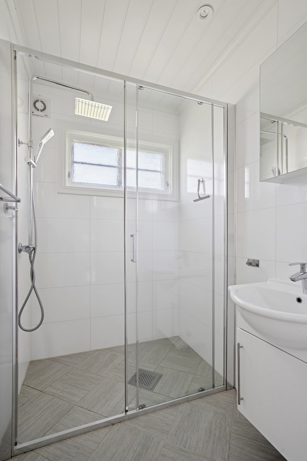 Badet ble pusset opp i 2019 og er innredet med servant og dusjsone med glassvegger og skyvedørsløsning. Galleribilde