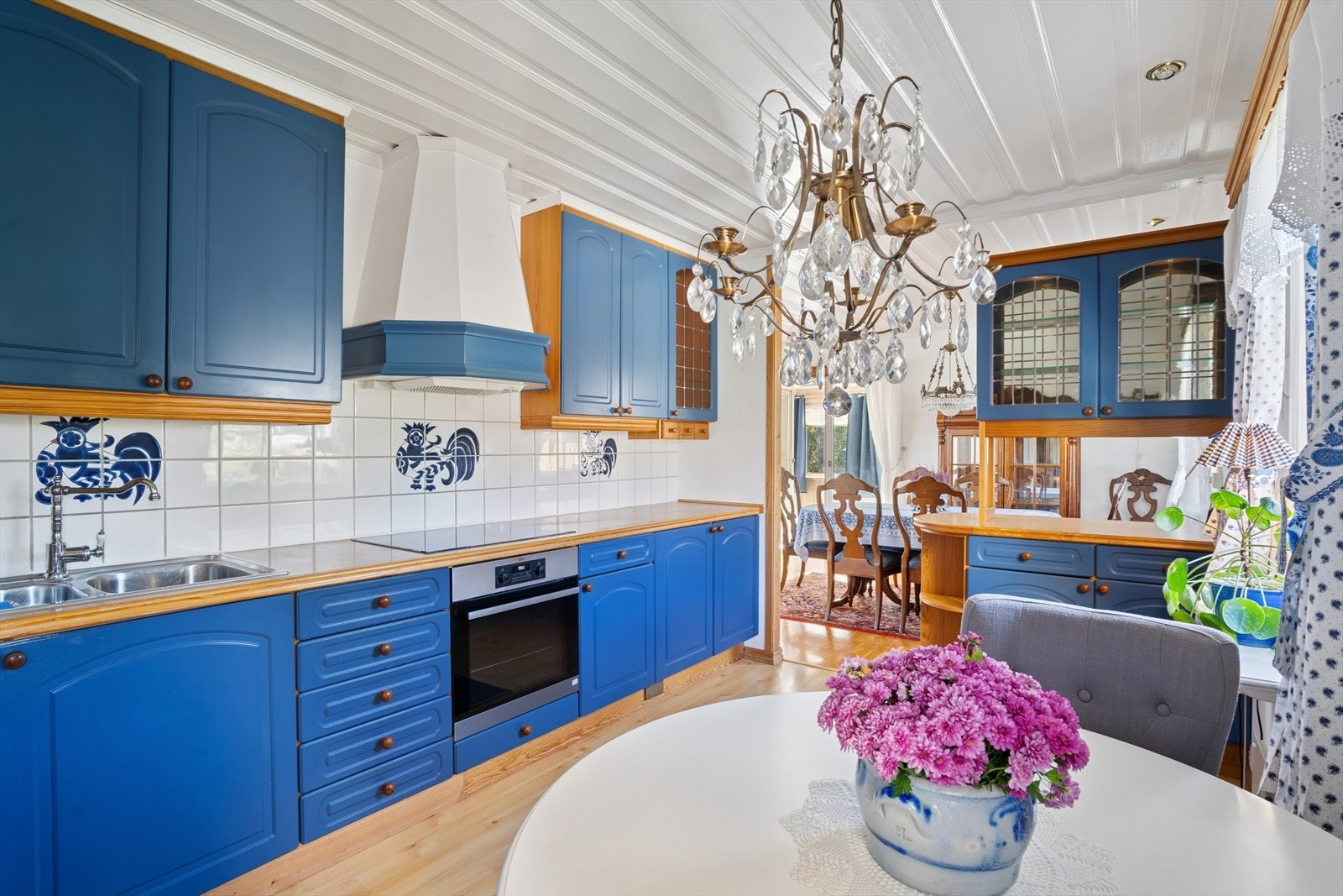 Kjøkkenet har adkomst fra gangen og spisestuen. Galleribilde