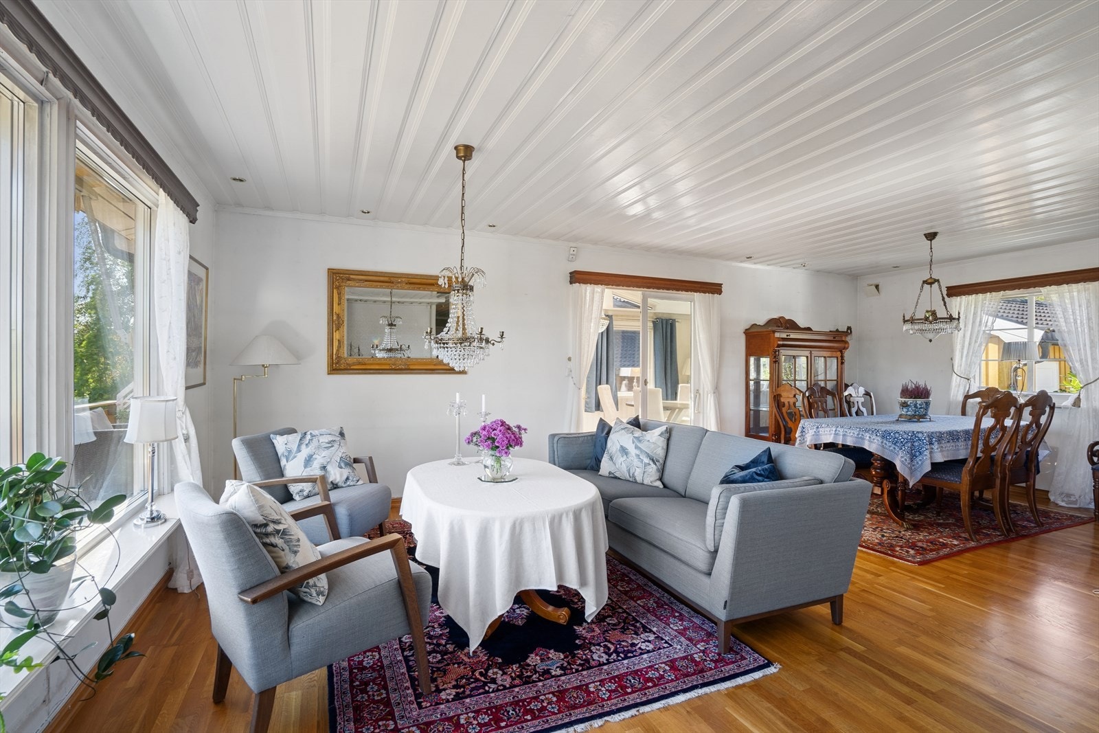 Her har du godt med plass til å innrede i flere soner med både spisegruppe og sofagruppe. Galleribilde