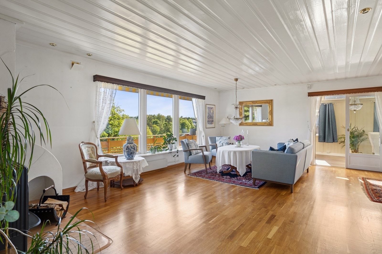 Videre inn i etasjen kommer du til en lys og romslig stue. Galleribilde