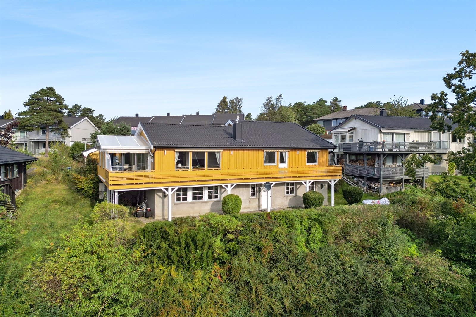 Pent opparbeidet tomt på 753,2 m² med plen, blomsterbed og beplantning. Galleribilde