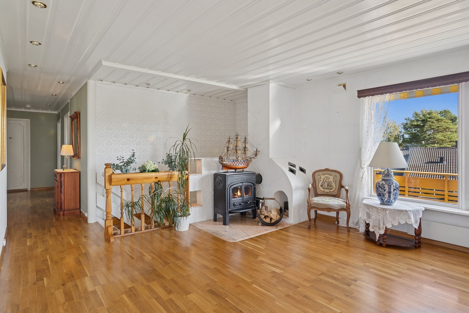 Vedovn med glassfelt montert på steinplate i stuen. Galleribilde