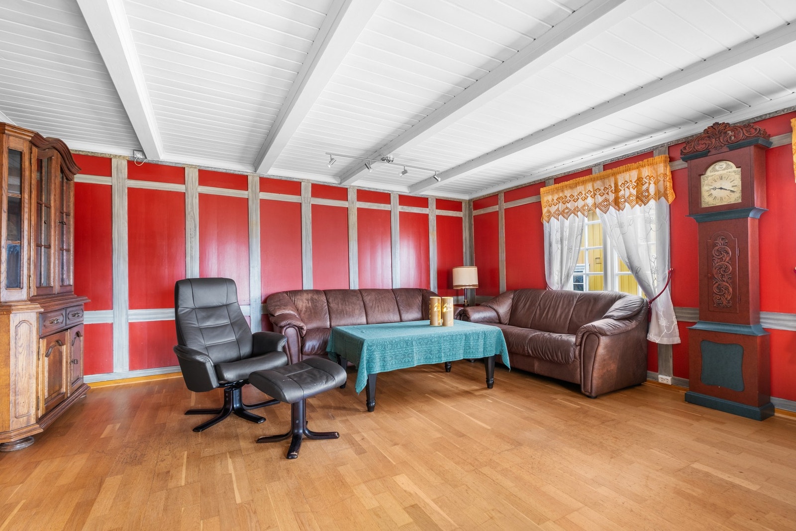 Til oppvarming er det vedfyring og varmepumpe. Galleribilde