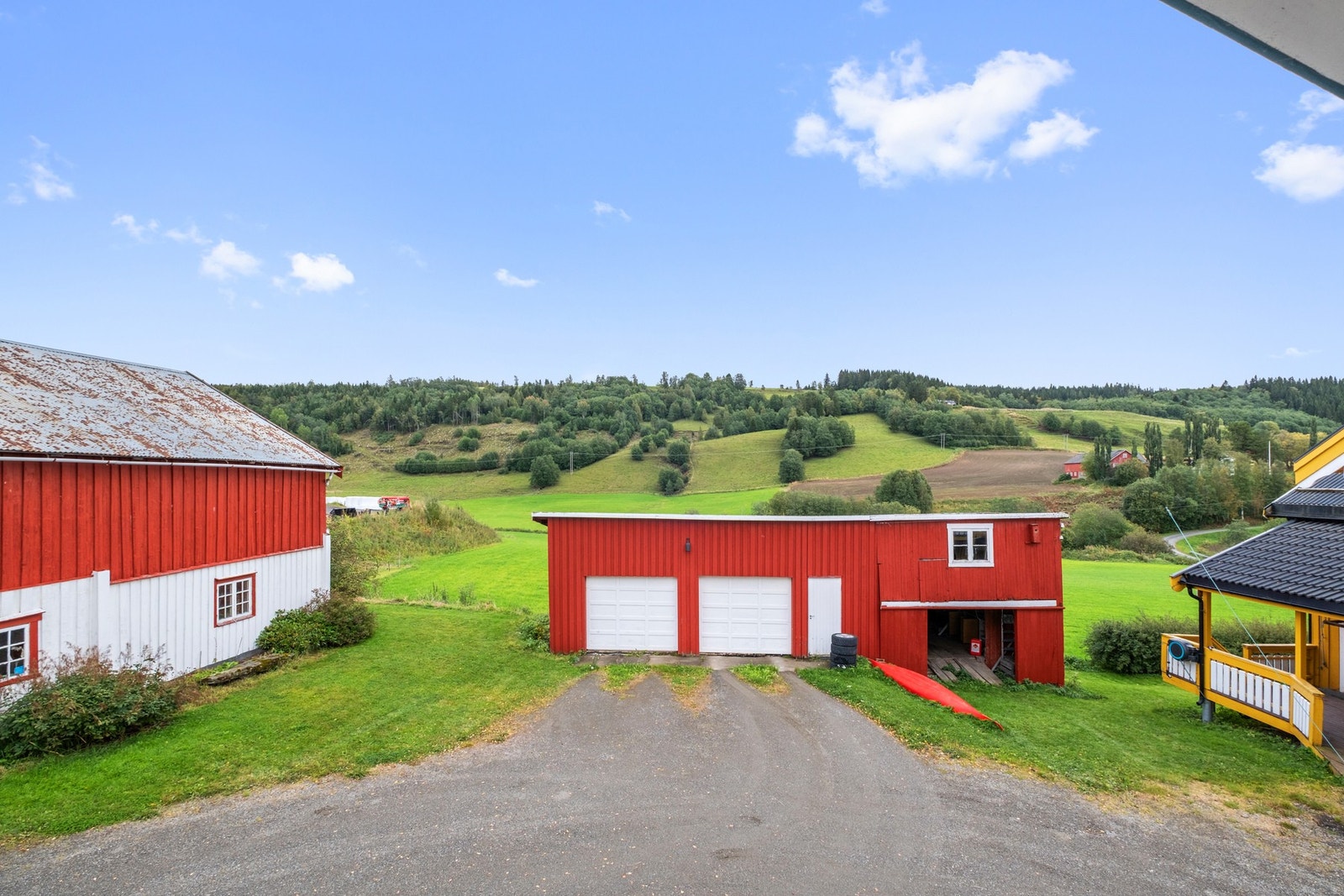 Utsikt fra balkong mot garasje. Galleribilde