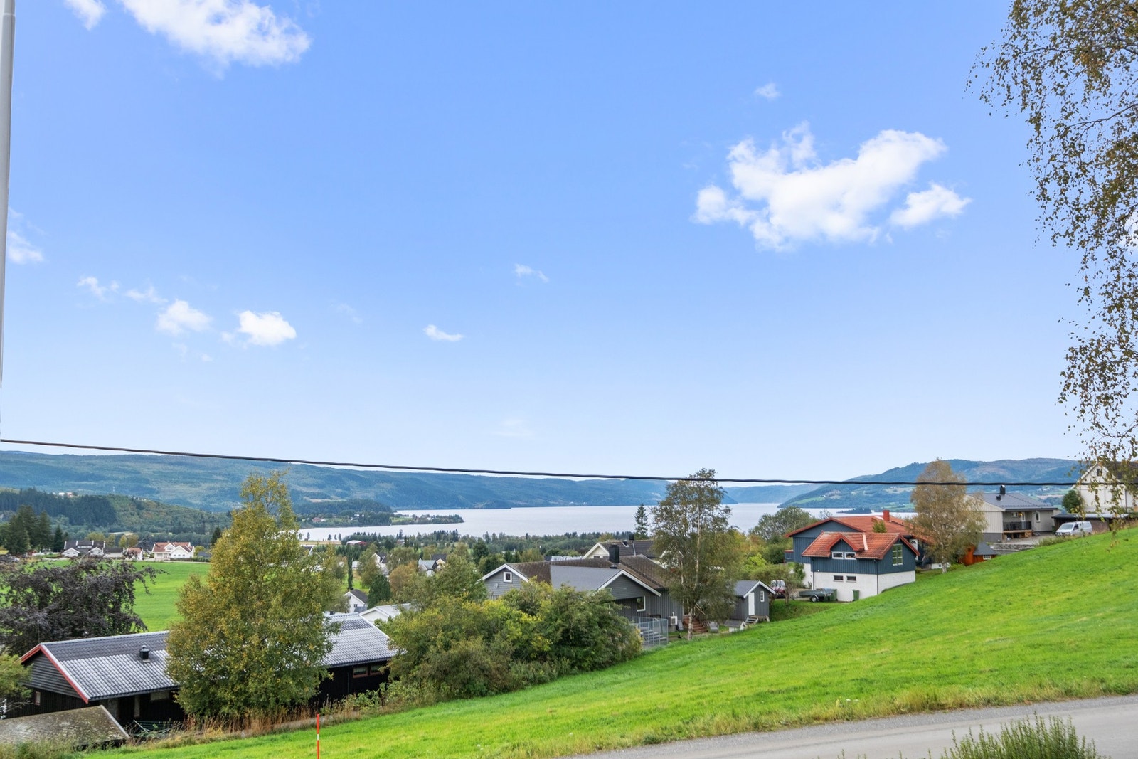 En unik eiendommen med flott beliggenhet og storslått utsikt utover Mebonden og Selbusjøen. Galleribilde