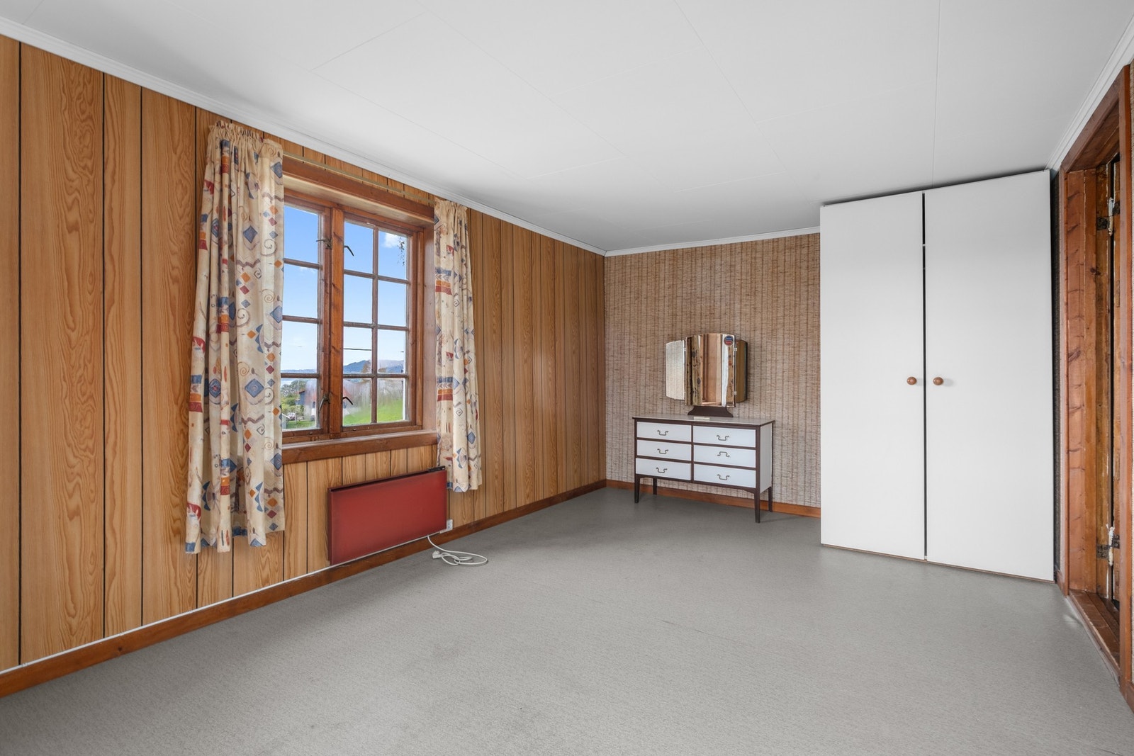 Gulv belagt med belegg. Vegger av panel. Himling av tak-ess. Garderobe. Galleribilde