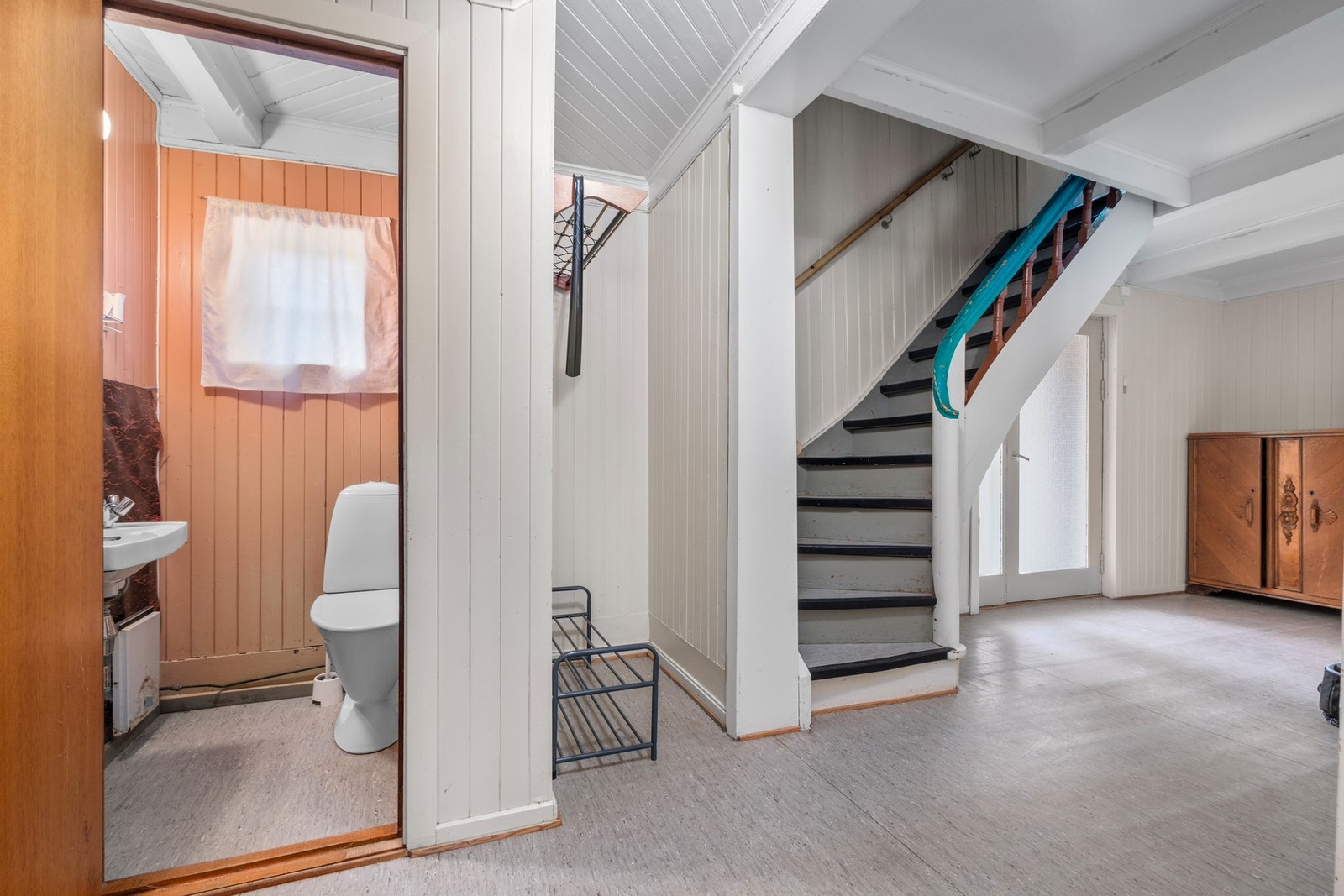 Gang og toalett. Galleribilde