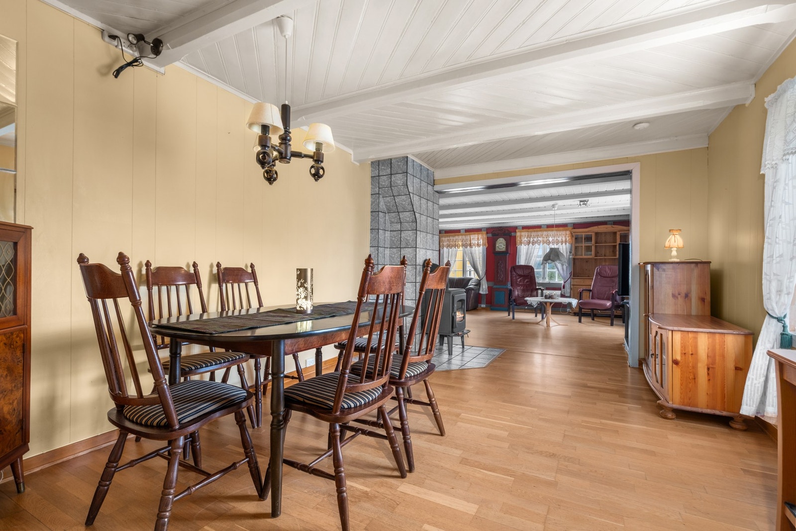 Spisestue på 14,4 kvm. Galleribilde