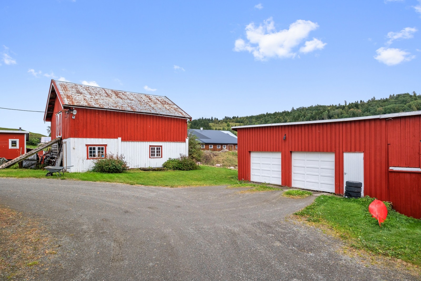 Bygget består av fraukjeller under etasje for lagring samt låve i øverste etasje. Galleribilde