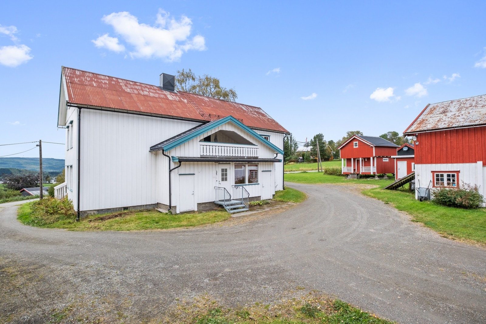 Eiendommen har adkomstfra offentlig vei og er tilknyttet offentlig vann og avløp. Galleribilde