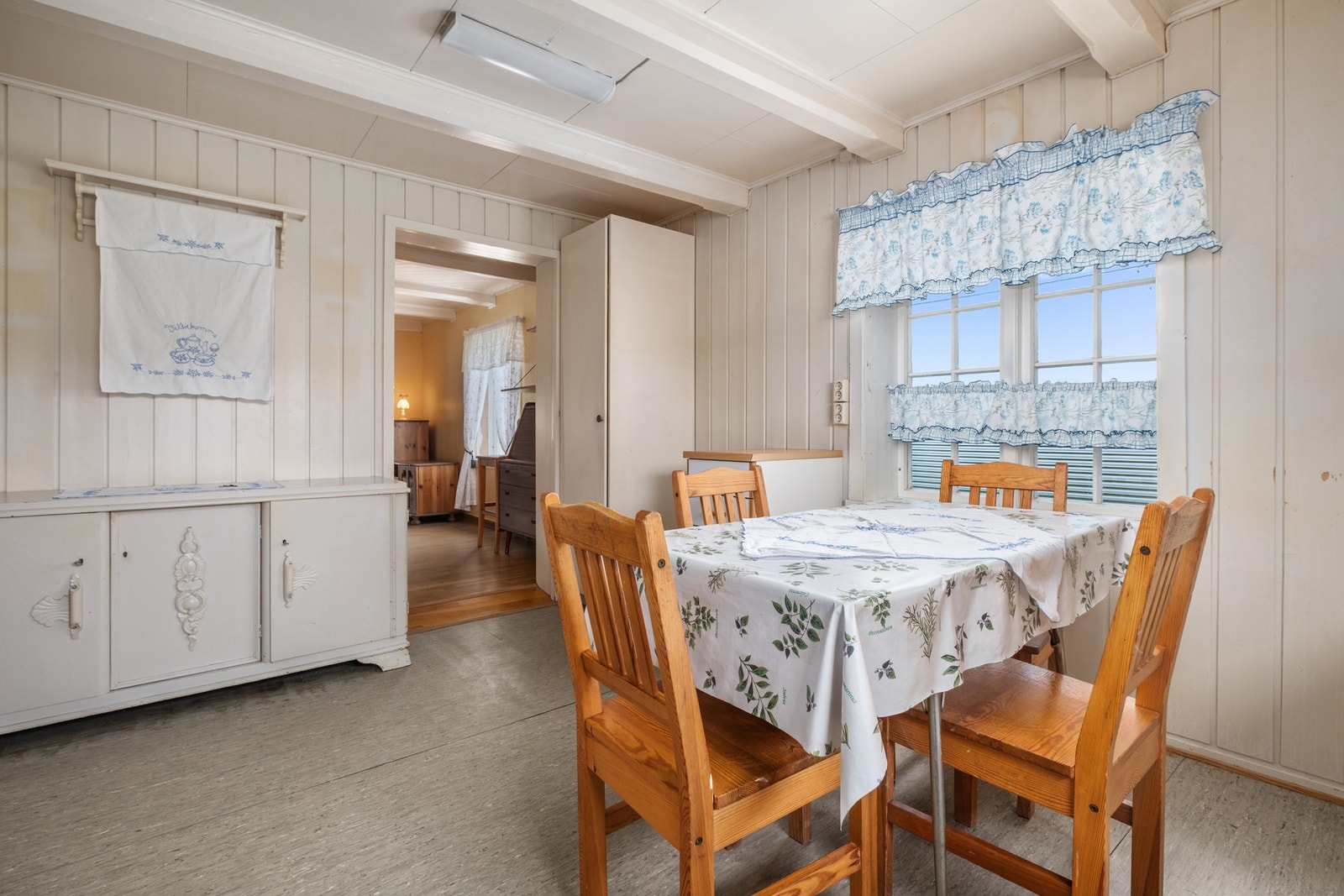 Laminerte skrog og slette fronter. Laminert benkeplate med nedsenket utslagsvask i rustfritt metall og ett-greps armatur. Flis på vegg over kjøkkenbenk. Galleribilde