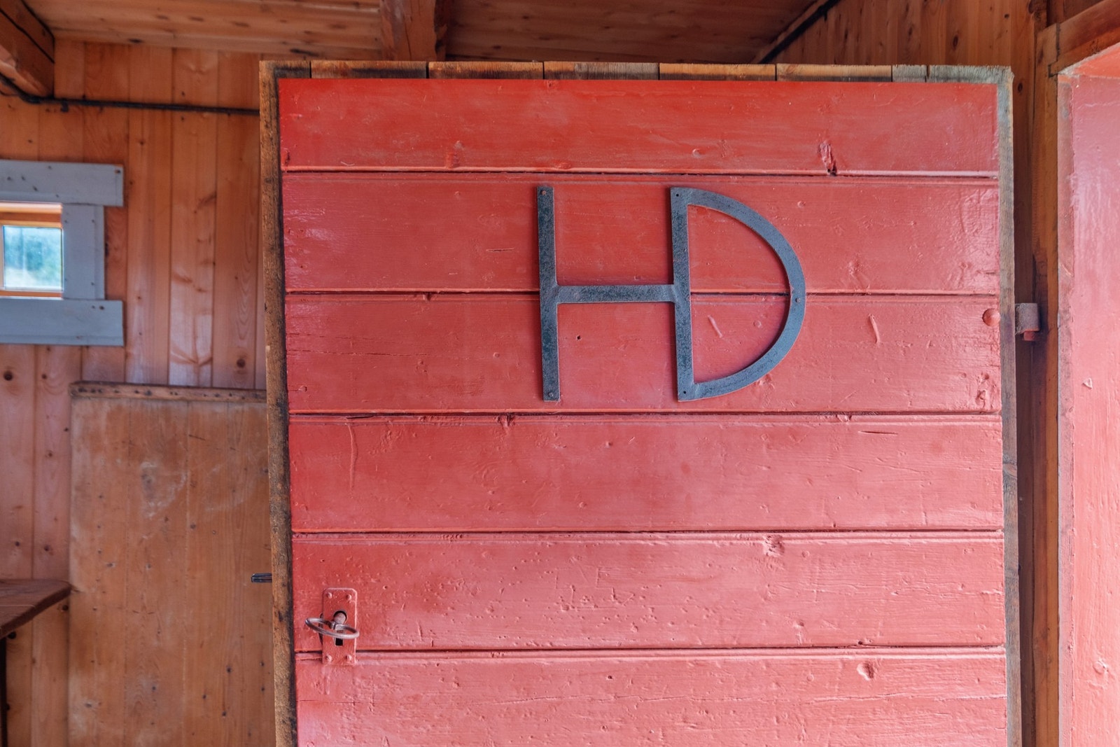 Dør til stabbur. Galleribilde