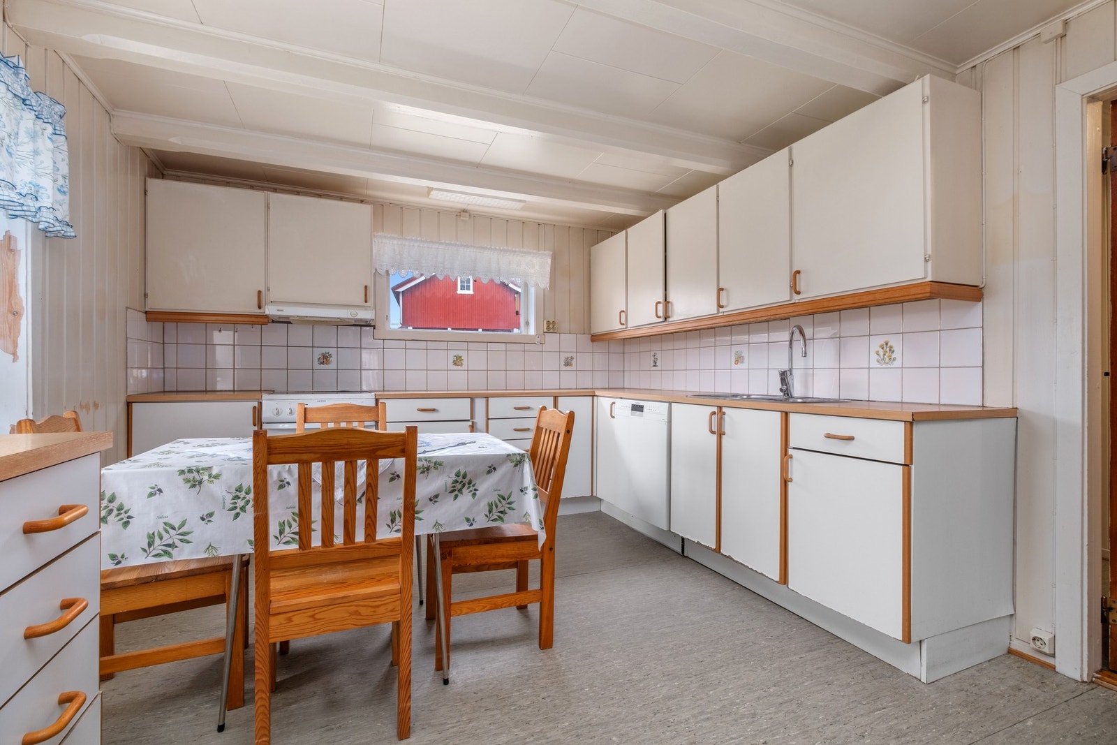 Gulv belagt med belegg. Vegger av malt trepanel. Himling av synlige dragere og tak-ess. Galleribilde