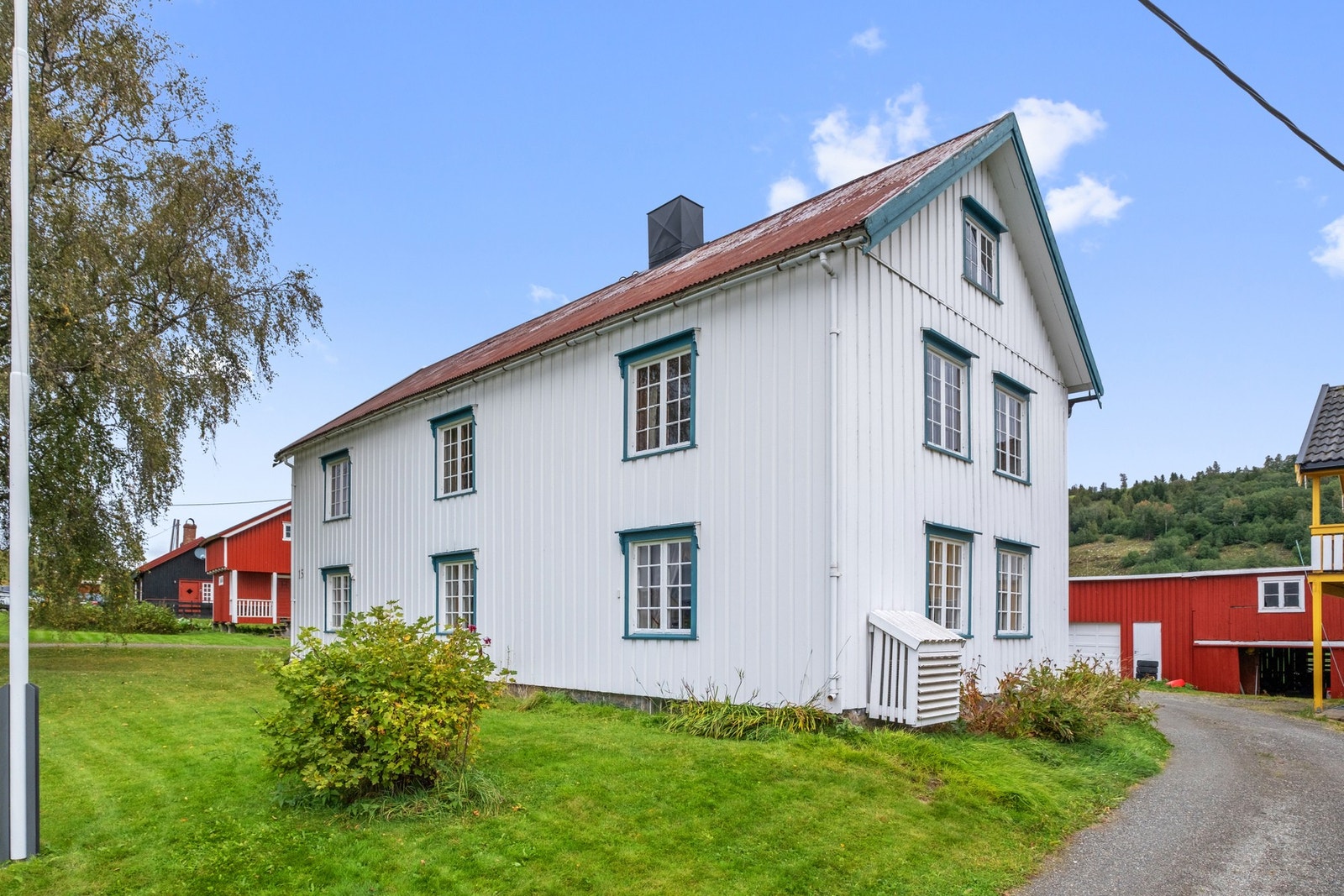 Boligen rommer blant annet 5 soverom, stue, kjøkken, vaskerom, bad, toalett samt uinnredet kjeller og hems. Velkommen inn! Galleribilde