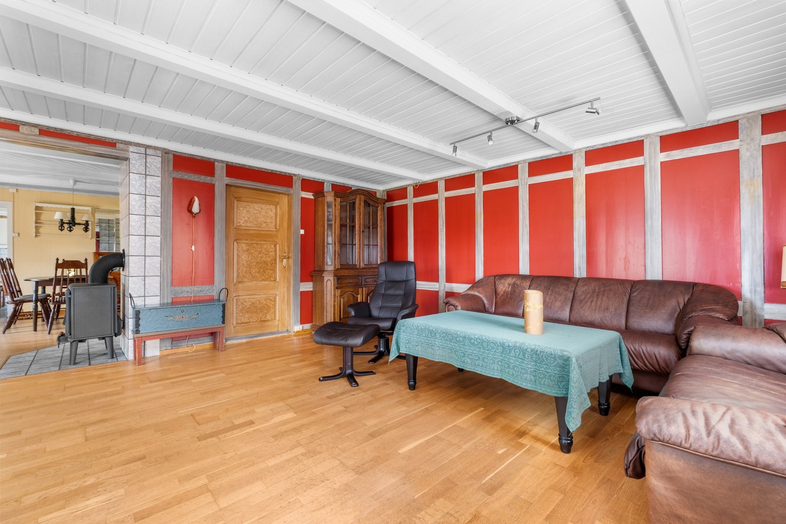 Gulv belagt med 3-stavs parkett. Vegger av malt panel. Himling av synlige dragere og malt trepanel i fiskebensmønster. Galleribilde