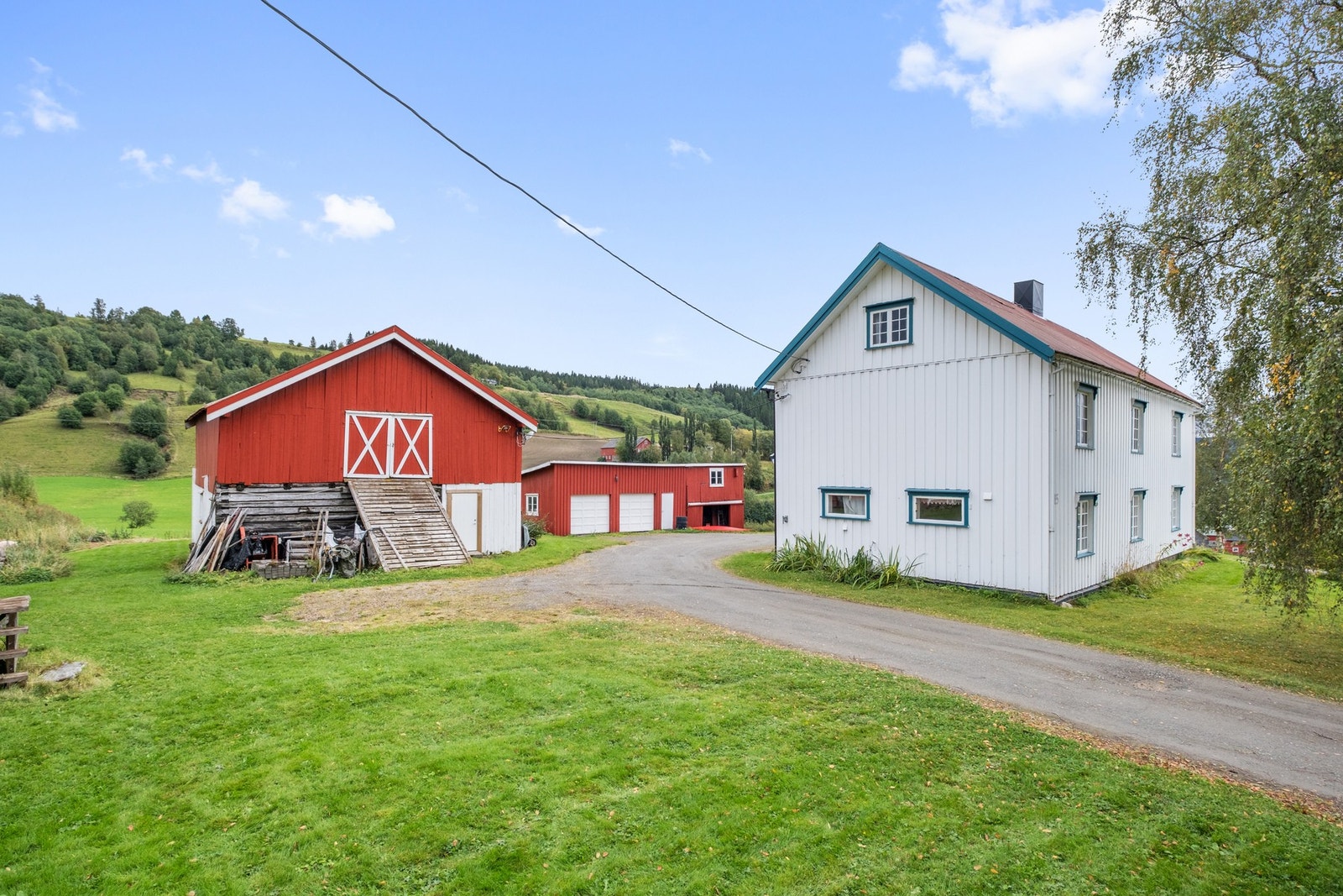 Her får du et
klassisk trønderlån fra 1800-tallet med sjel og historie, supplert med flere uthus som stabbur, låve, garasje og baksthus. Galleribilde