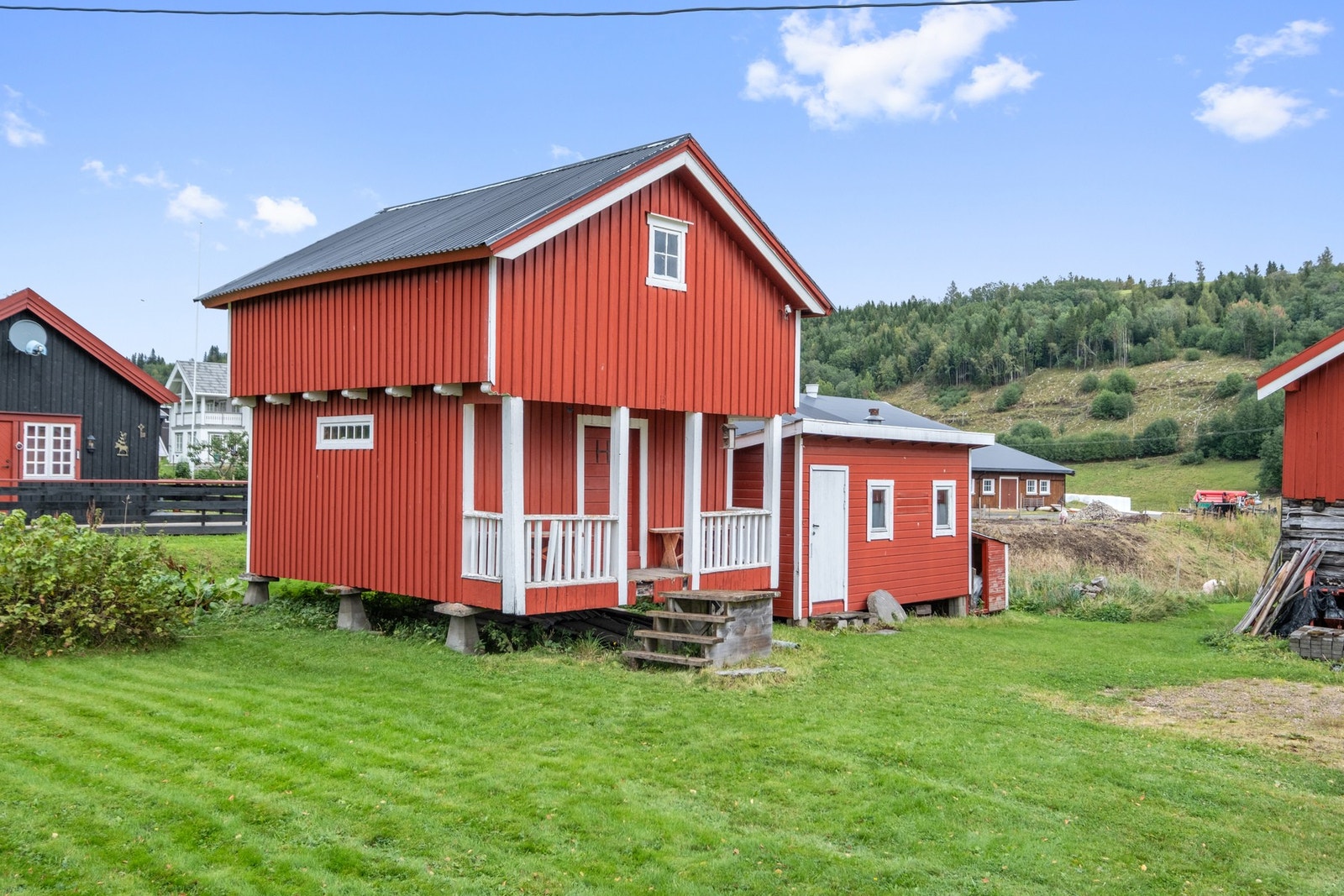 Stabbur med yttervegger av laftet tømmer utvendig kledd med stående trekleding og etasjeskillere i trekonstruksjoner Galleribilde