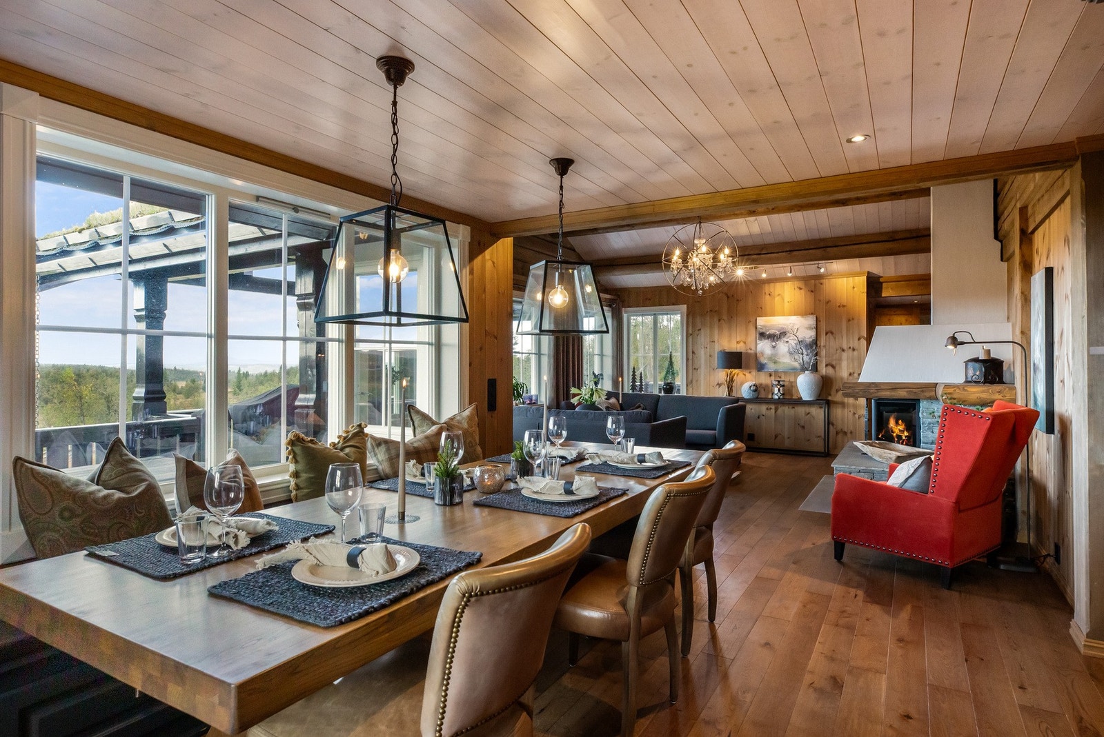 Dagslyset flommer inn og naturen blir en del av innemiljøet Galleribilde