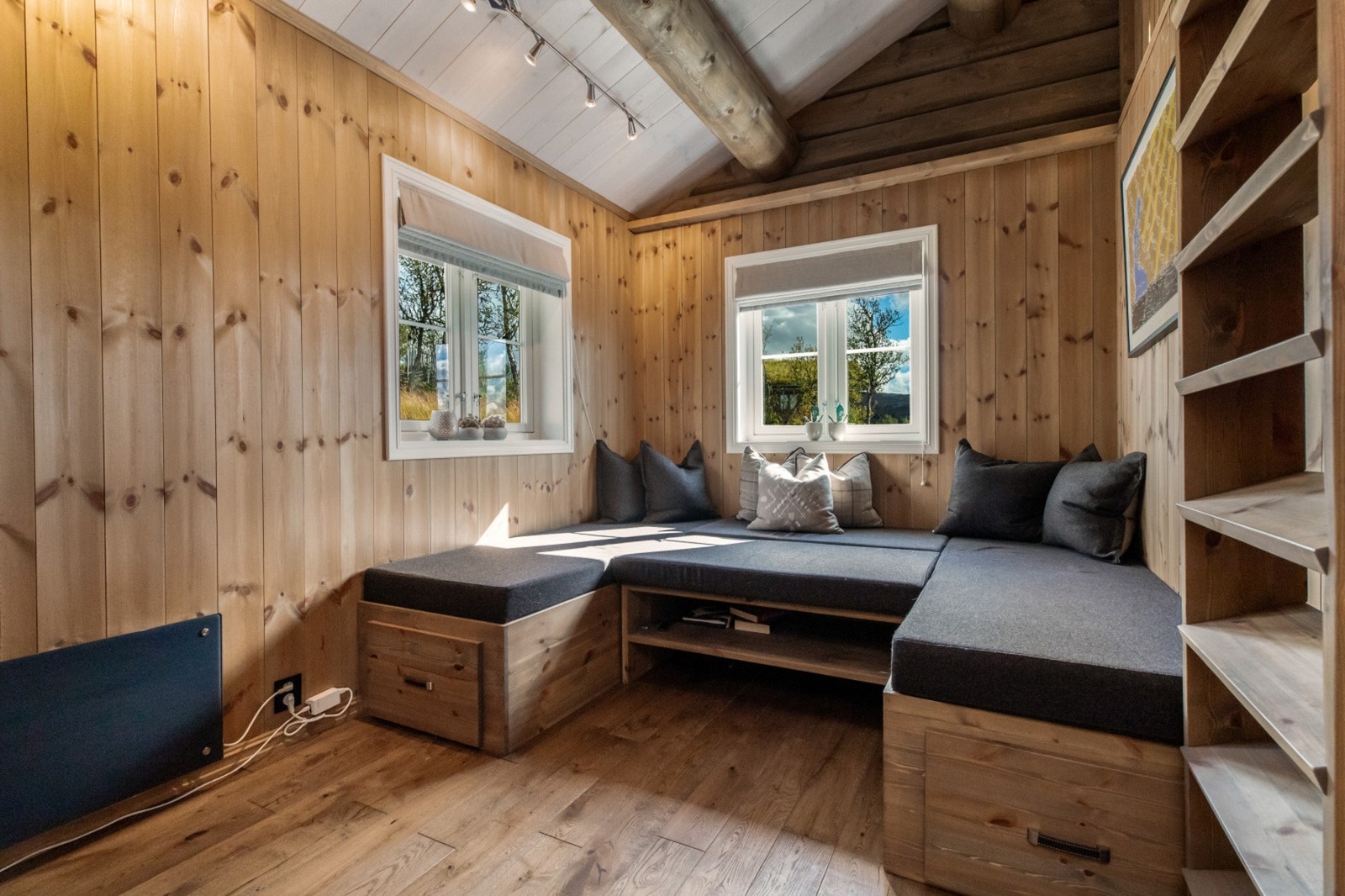 Her kan man også slå sammen bordet og sofaen og få en ekstra seng Galleribilde