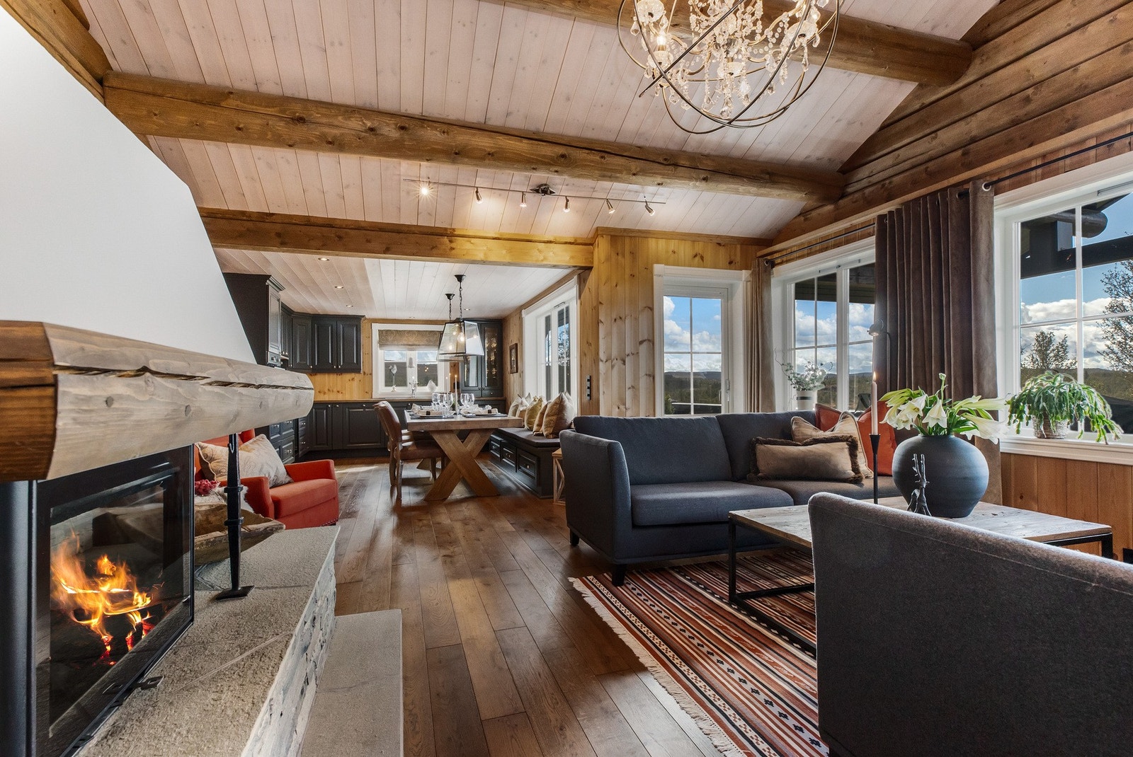 Flott peis som skaper en god varme og koselig atmosfære Galleribilde