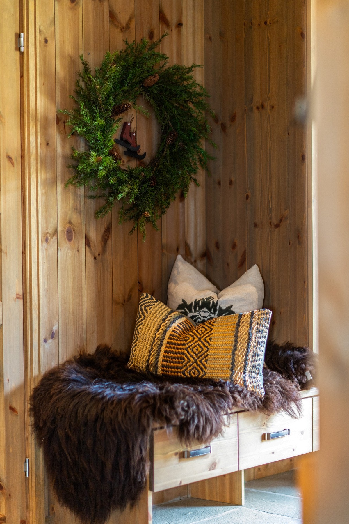 Praktisk sittebenk med skuffer Galleribilde