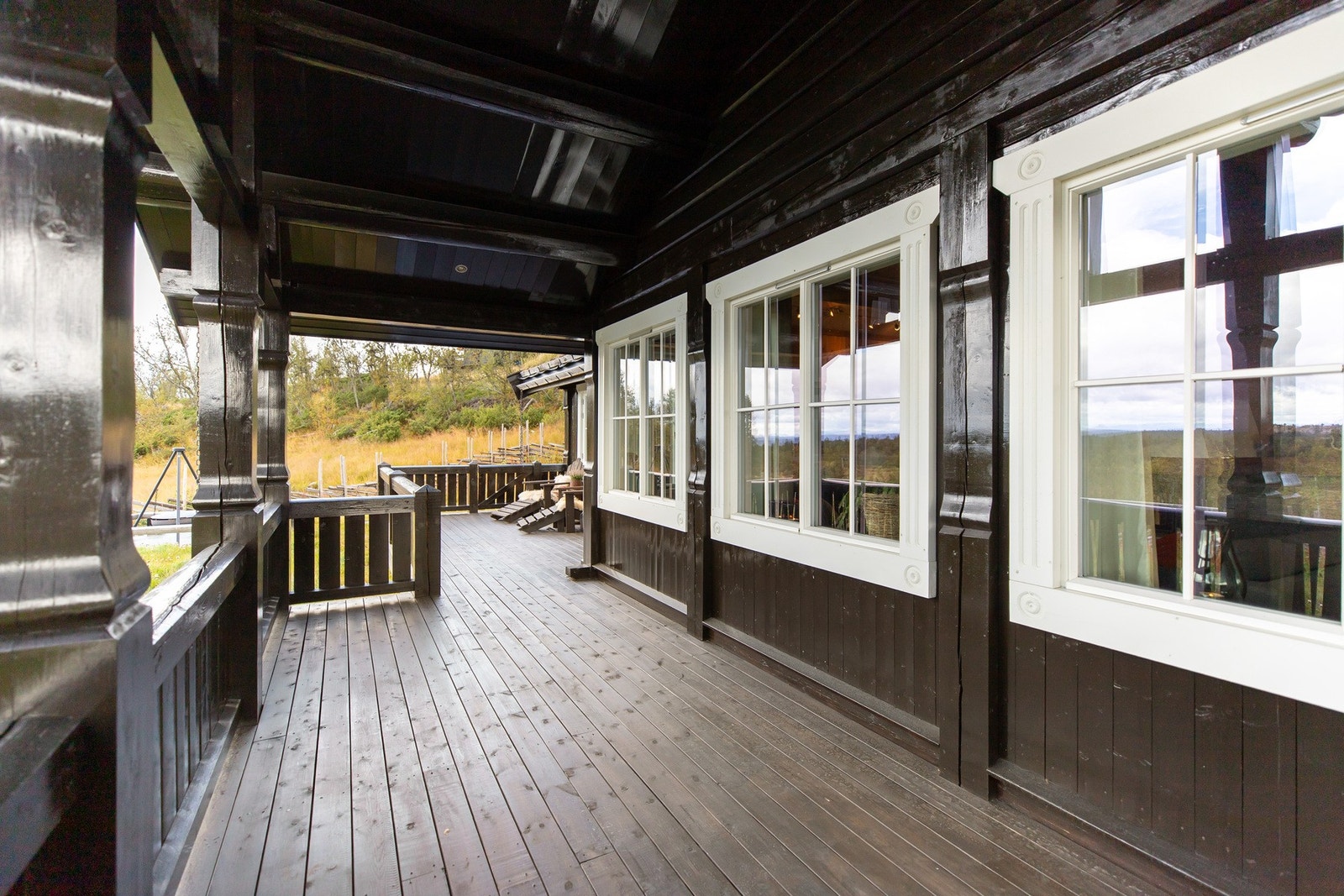 Delvis overbygd areal med adkomst fra stuen, ellers åpent areal Galleribilde