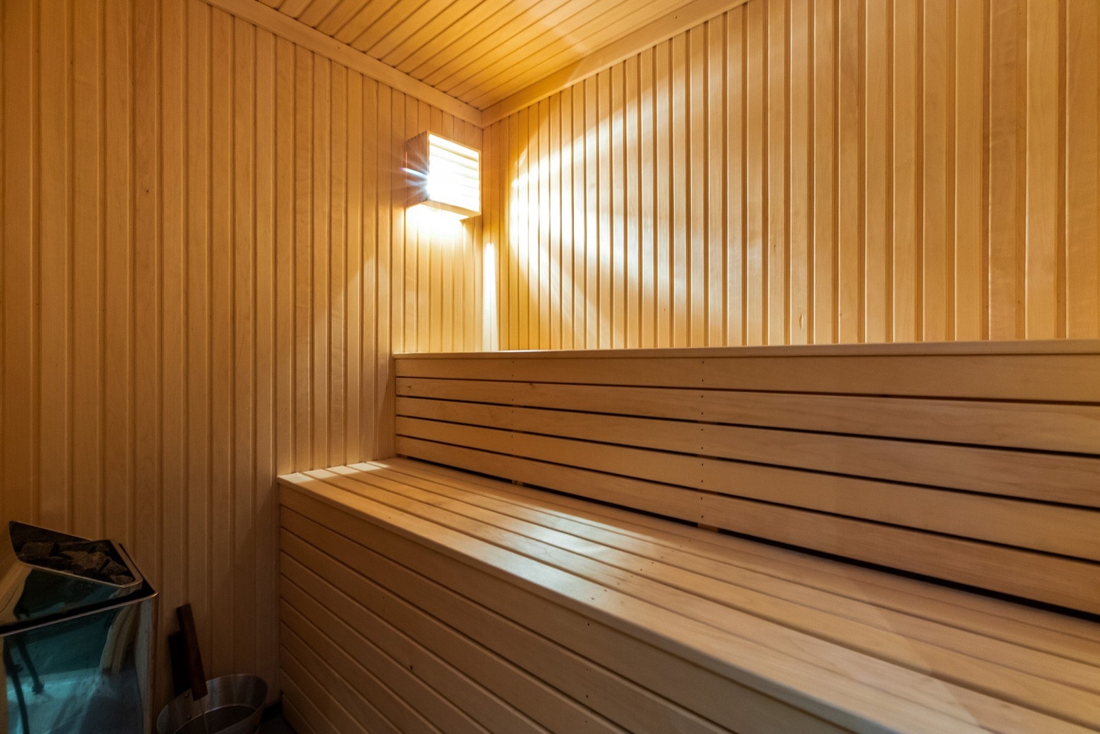 Adkomst til badstue med plassbygd sittebenk Galleribilde