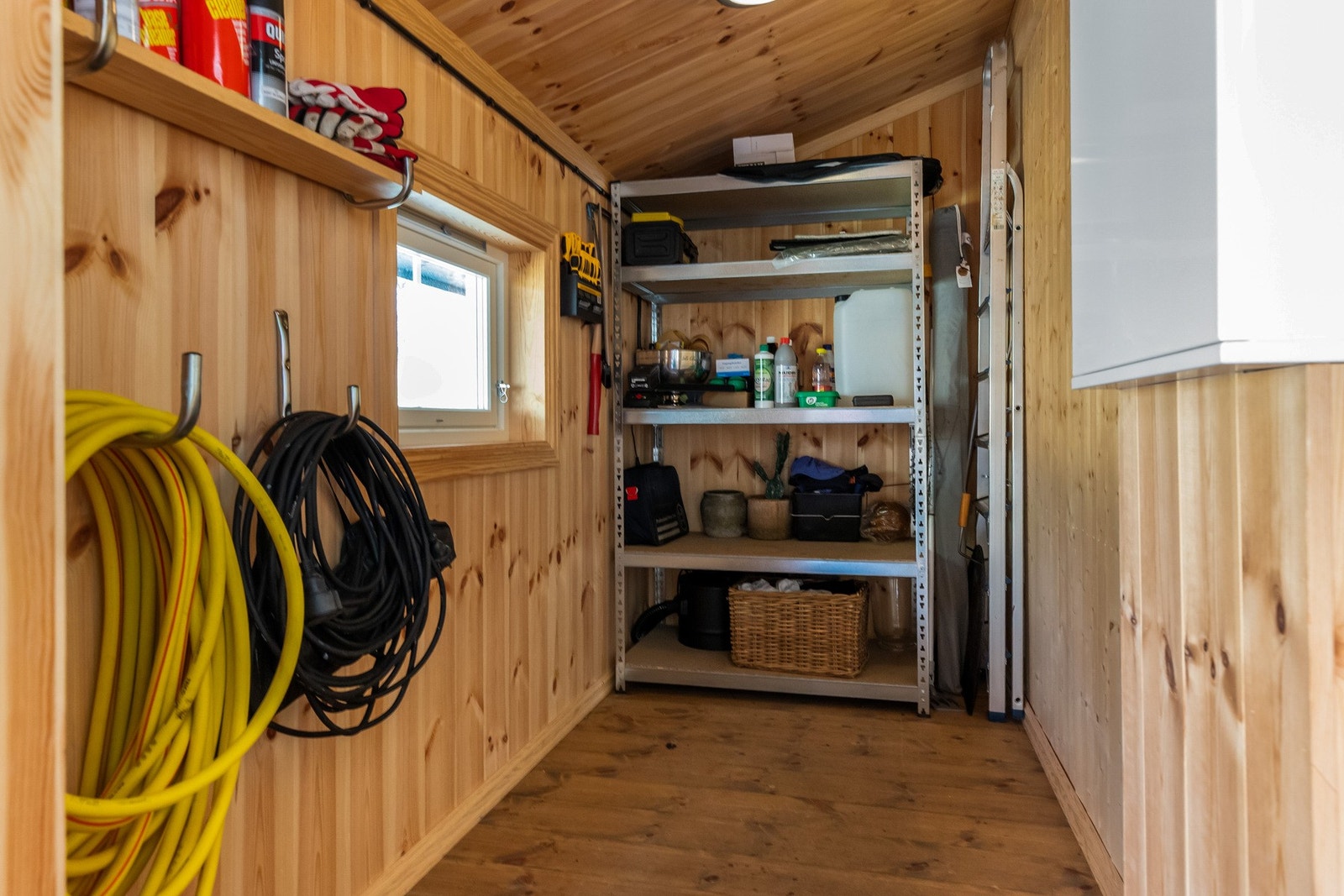 Ved inngangspartiet er det adkomst til to utvendige isolerte boder som har god plass til oppbevaring av utstyr og ved Galleribilde