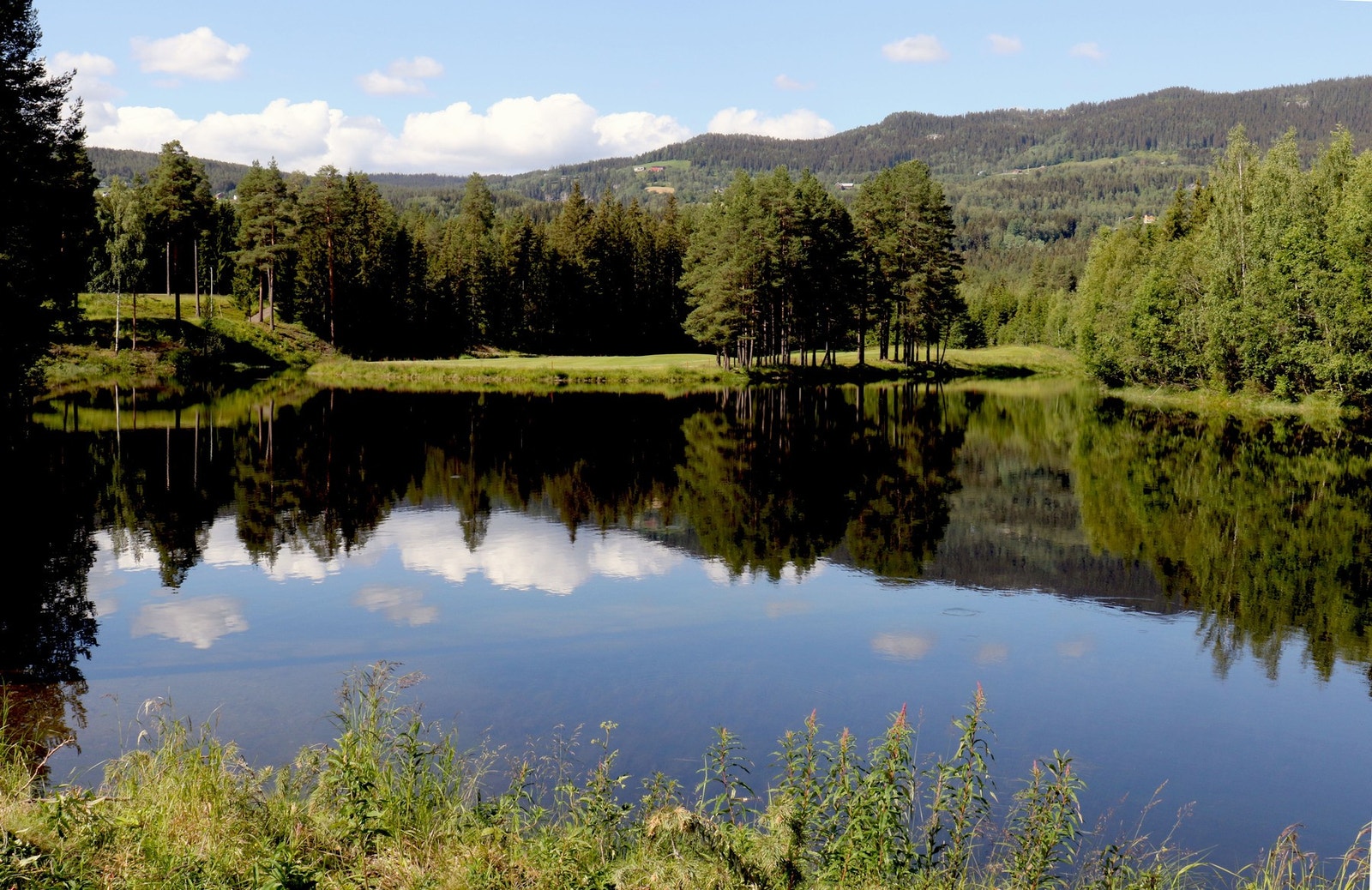Den er 5758m lang, par 73 og byr på varierte utfordringer. Vann er i spill på 6 av hullene Galleribilde