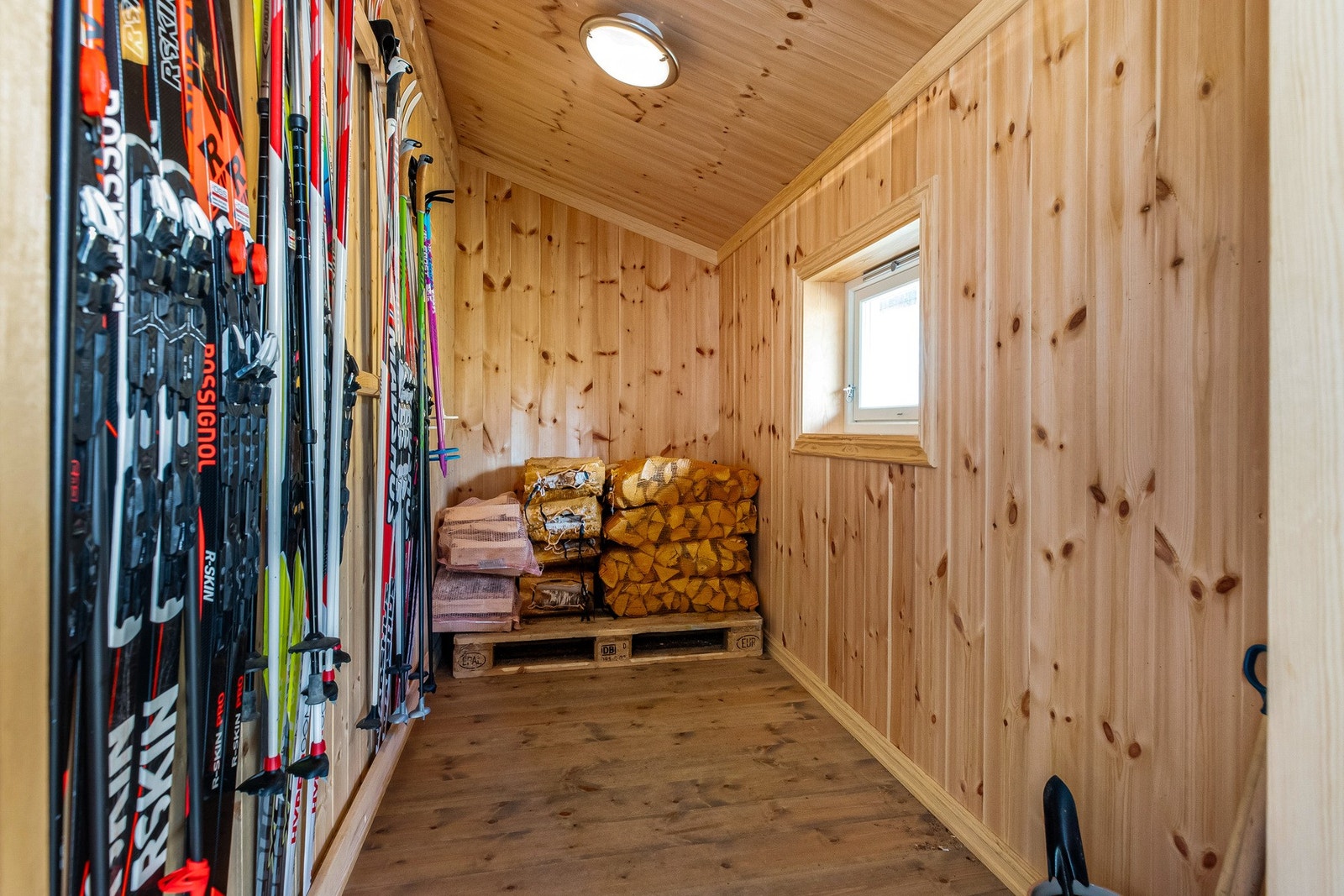 Stativ til ski på veggen i ene boden Galleribilde