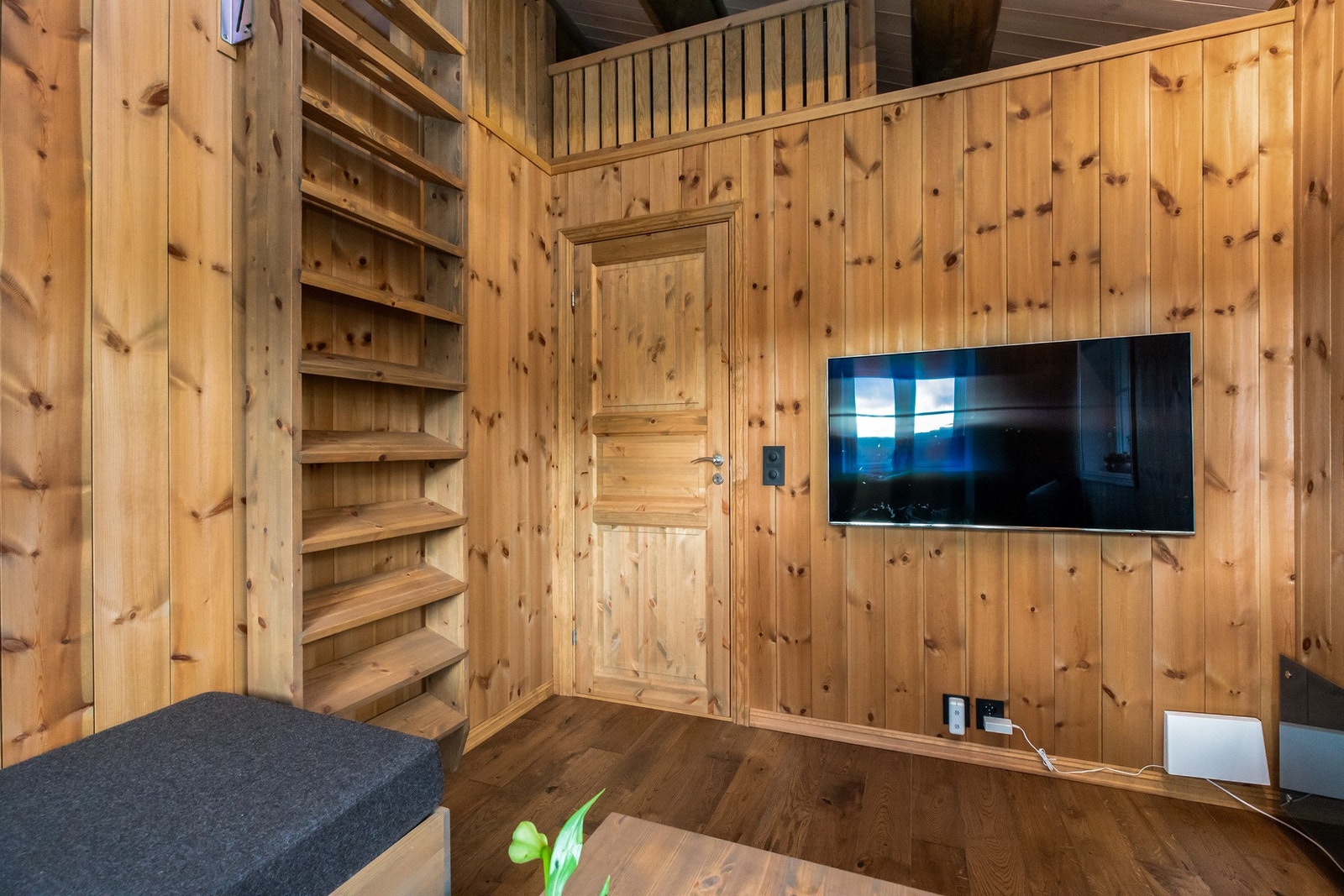 Rommet har flere bruksmuligheter, og er populært for barna. Fra rommet er det stigetrapp opp til en hems Galleribilde