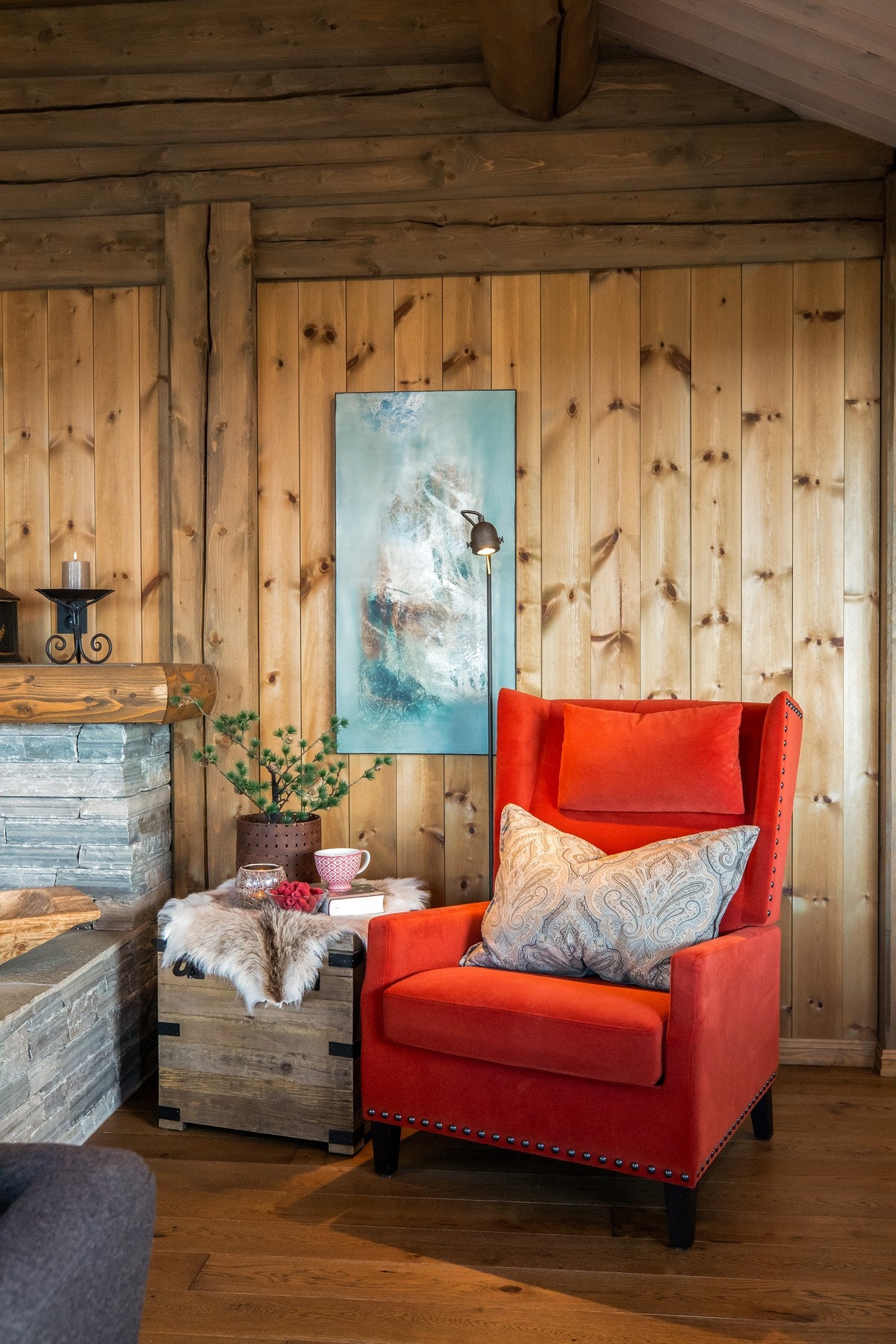 En godbok ved peisen kan friste etter en lang dag ute i fjellet Galleribilde