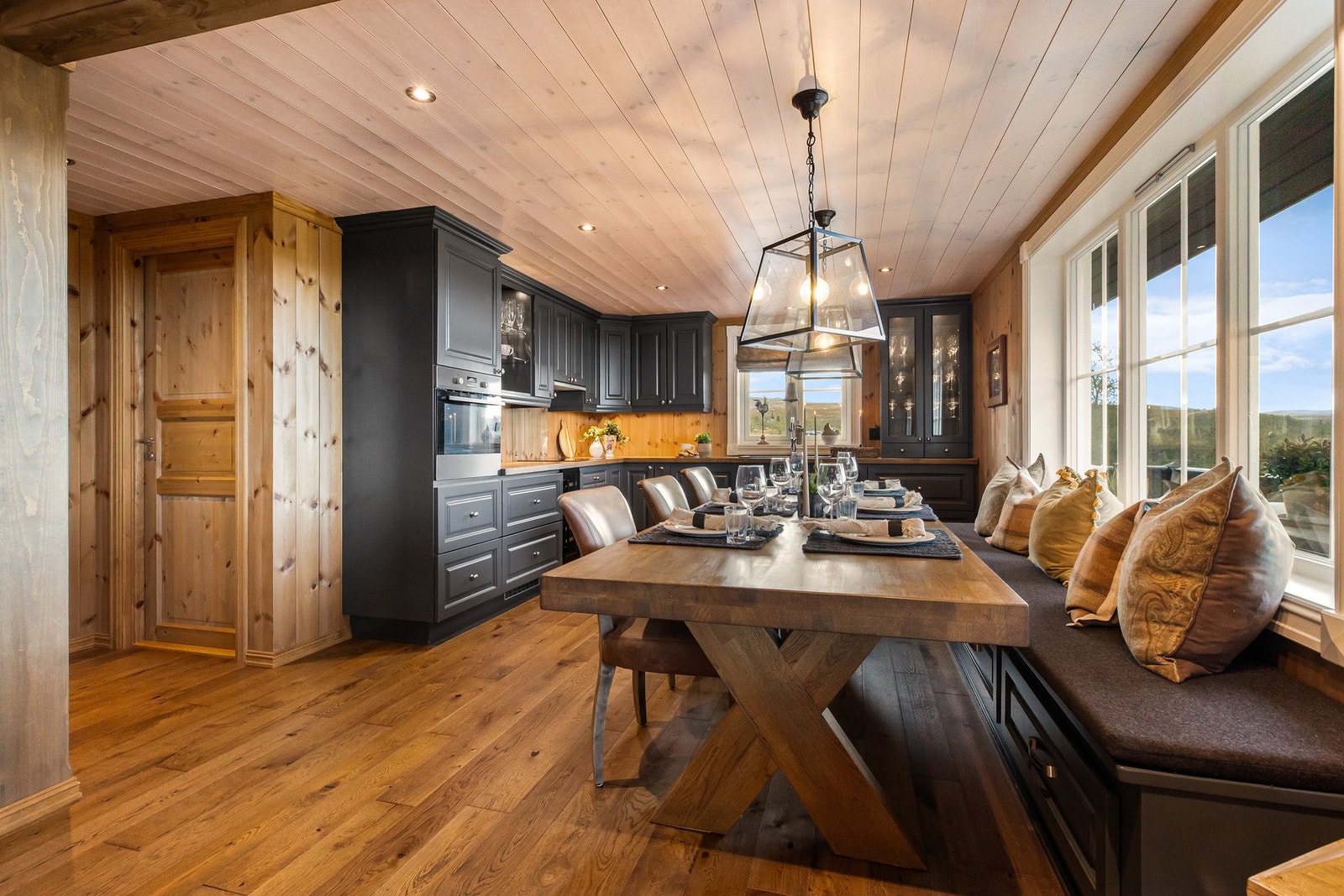 God plass til spisestue ved kjøkkenet - her med plassbygd sittebenk Galleribilde