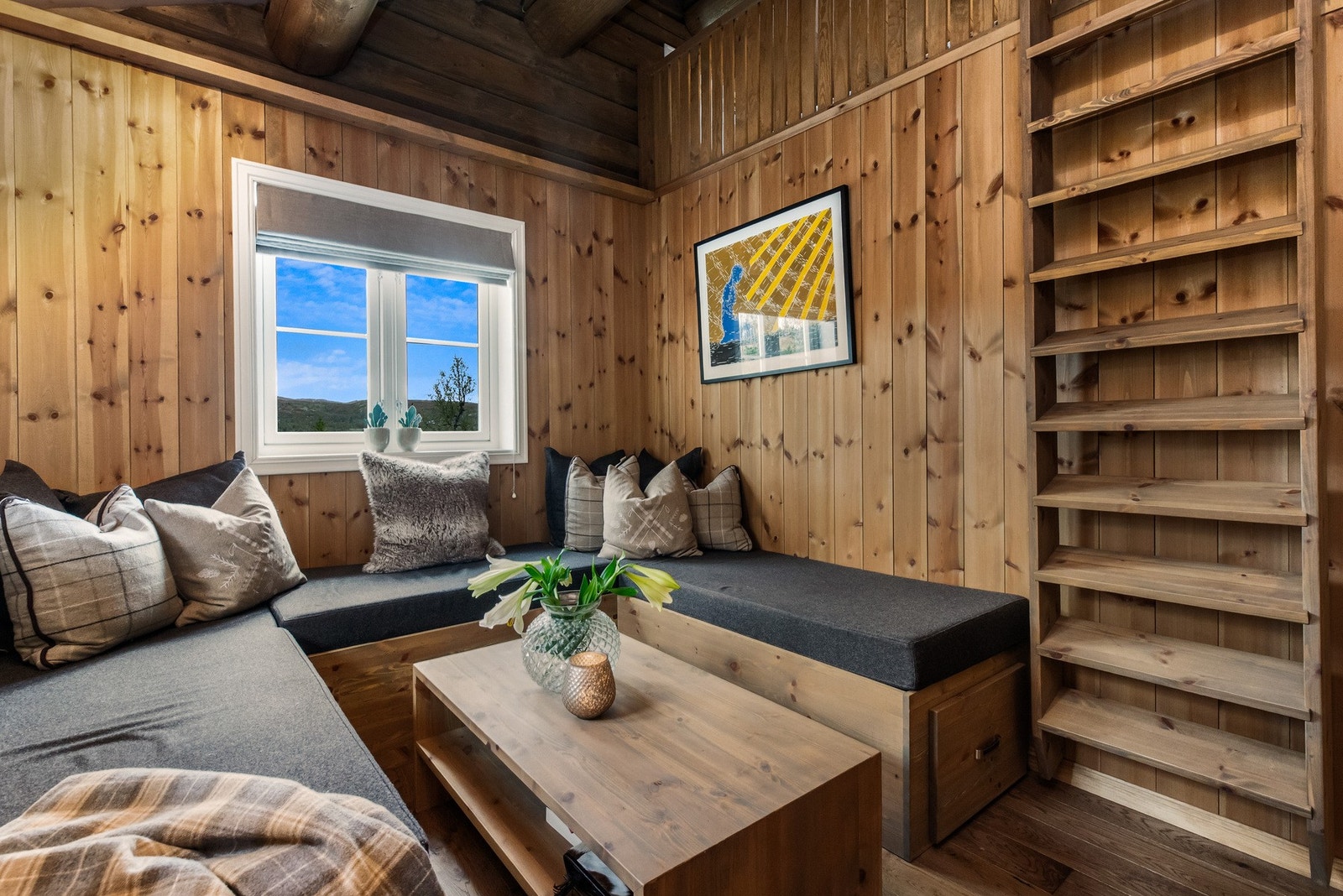 Her er det plassbygd sofa, som kan gjøres om til sengeplass når man er flere Galleribilde