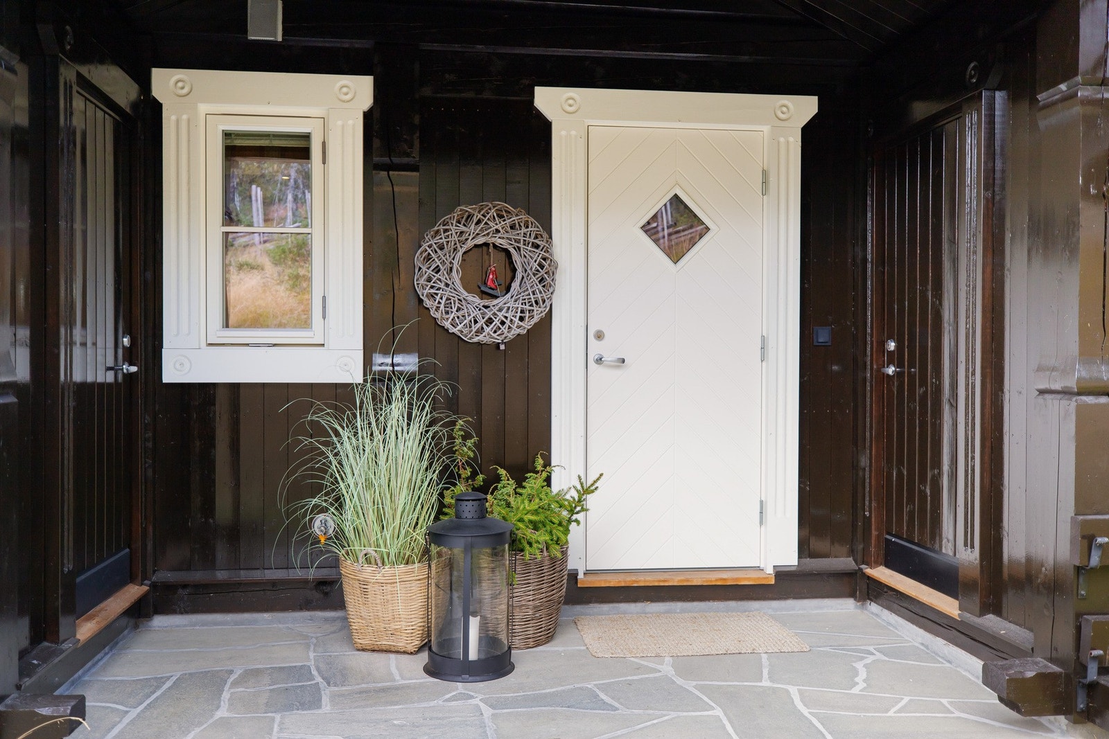 Innbydende inngangsparti som ønsker deg velkommen inn Galleribilde