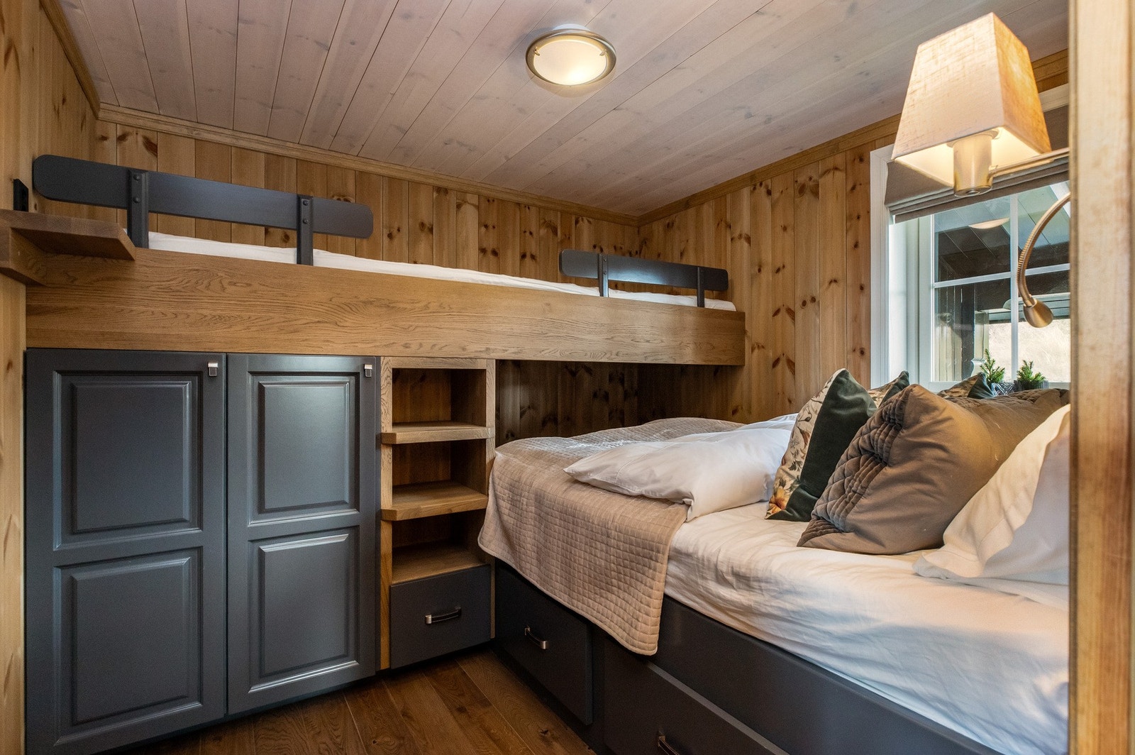 Dobbeltseng nede og på ene langveggen er det plassbygd overkøye plass til to små personer andføttes Galleribilde